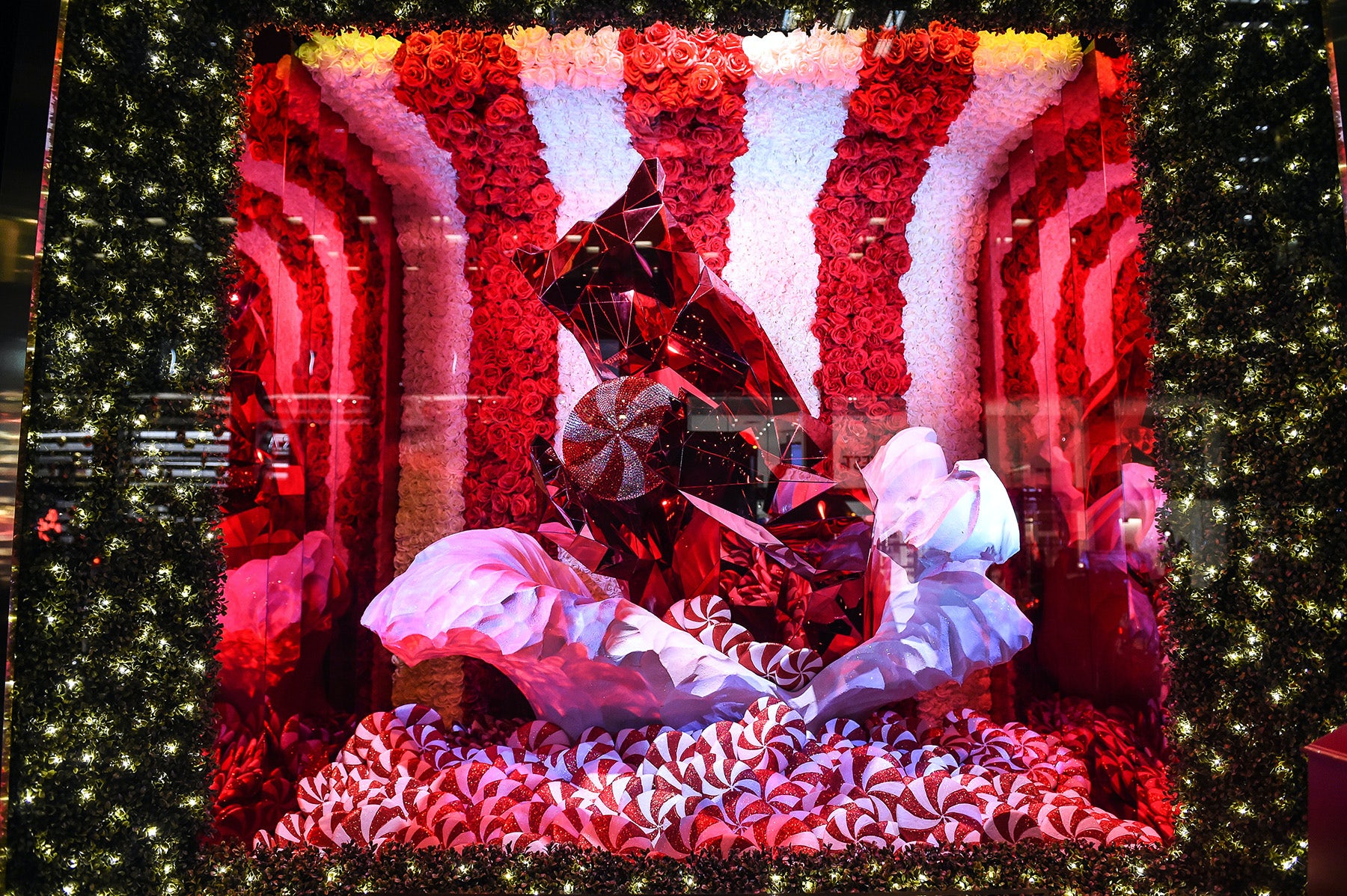 Louis Vuitton Holiday Window  Display, Visual merchandising displays,  Visual display