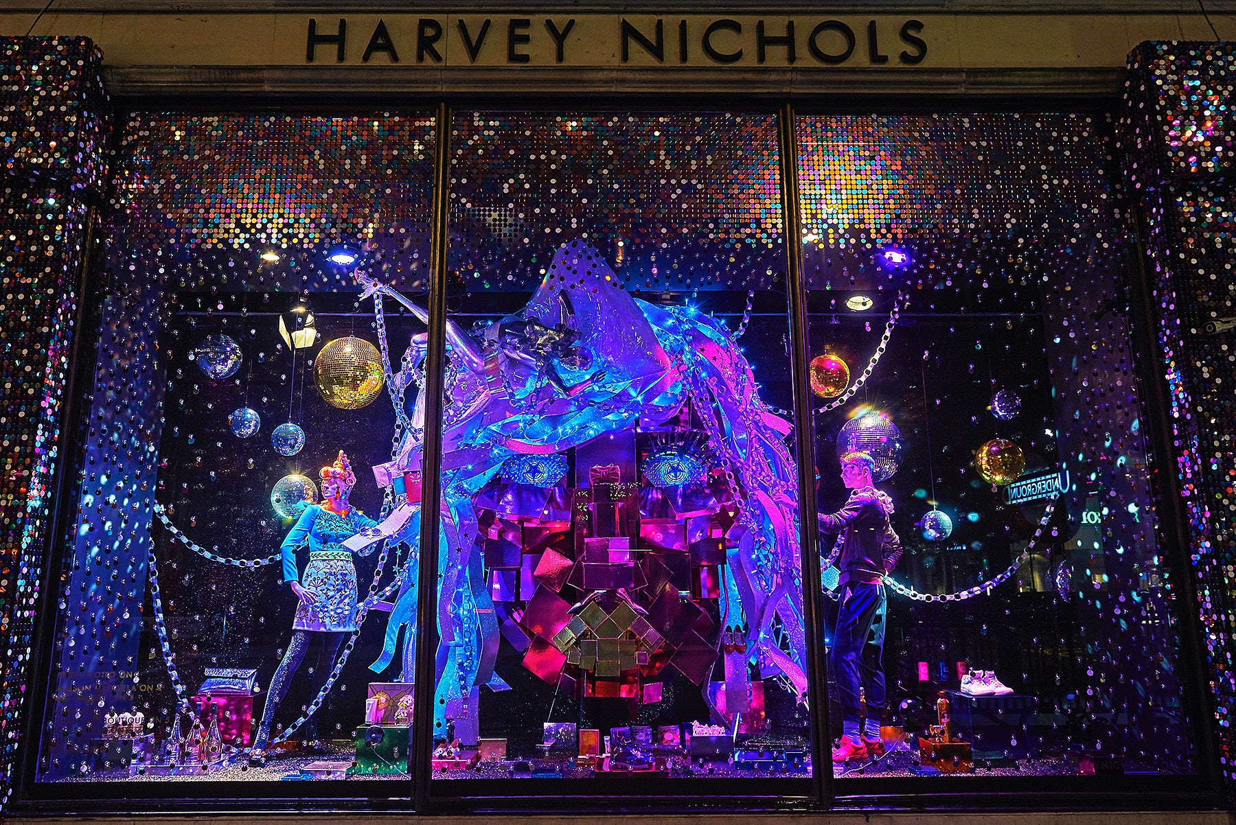 2020 Holiday Windows – Visual Merchandising and Store Design