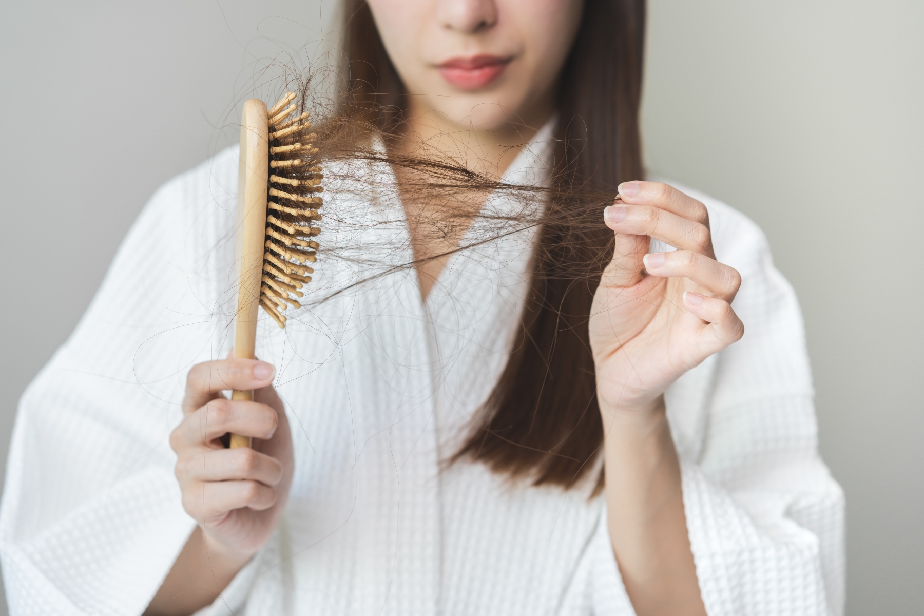 What Causes Hair Loss? A Comprehensive Guide to Symptoms and Solutions