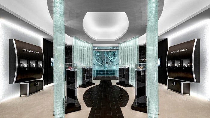 Glass Sculpture s Increasing Presence in Luxury Retail Experiences