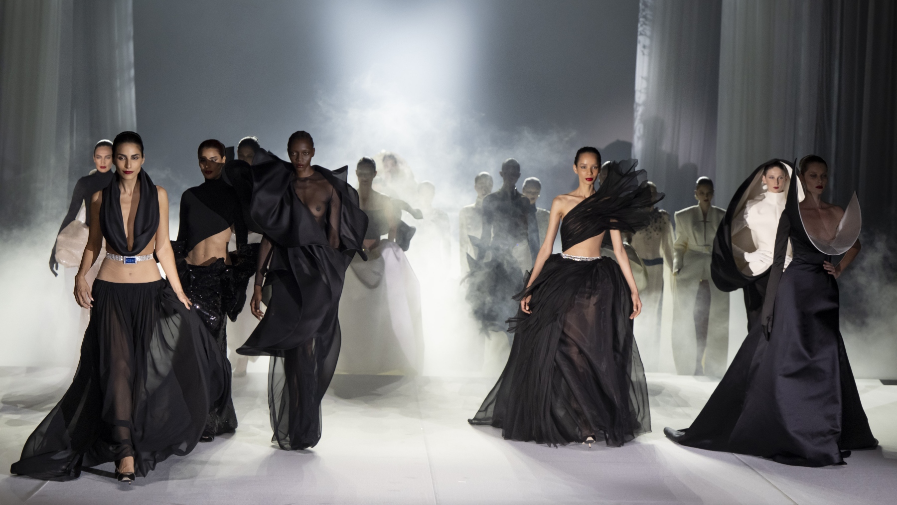 パンツ GIAMBATTISTA VALLI Women Shorts Burmudas 23FWPVCA315712DOU Giambattista Valli | Latest news, analysis and jobs