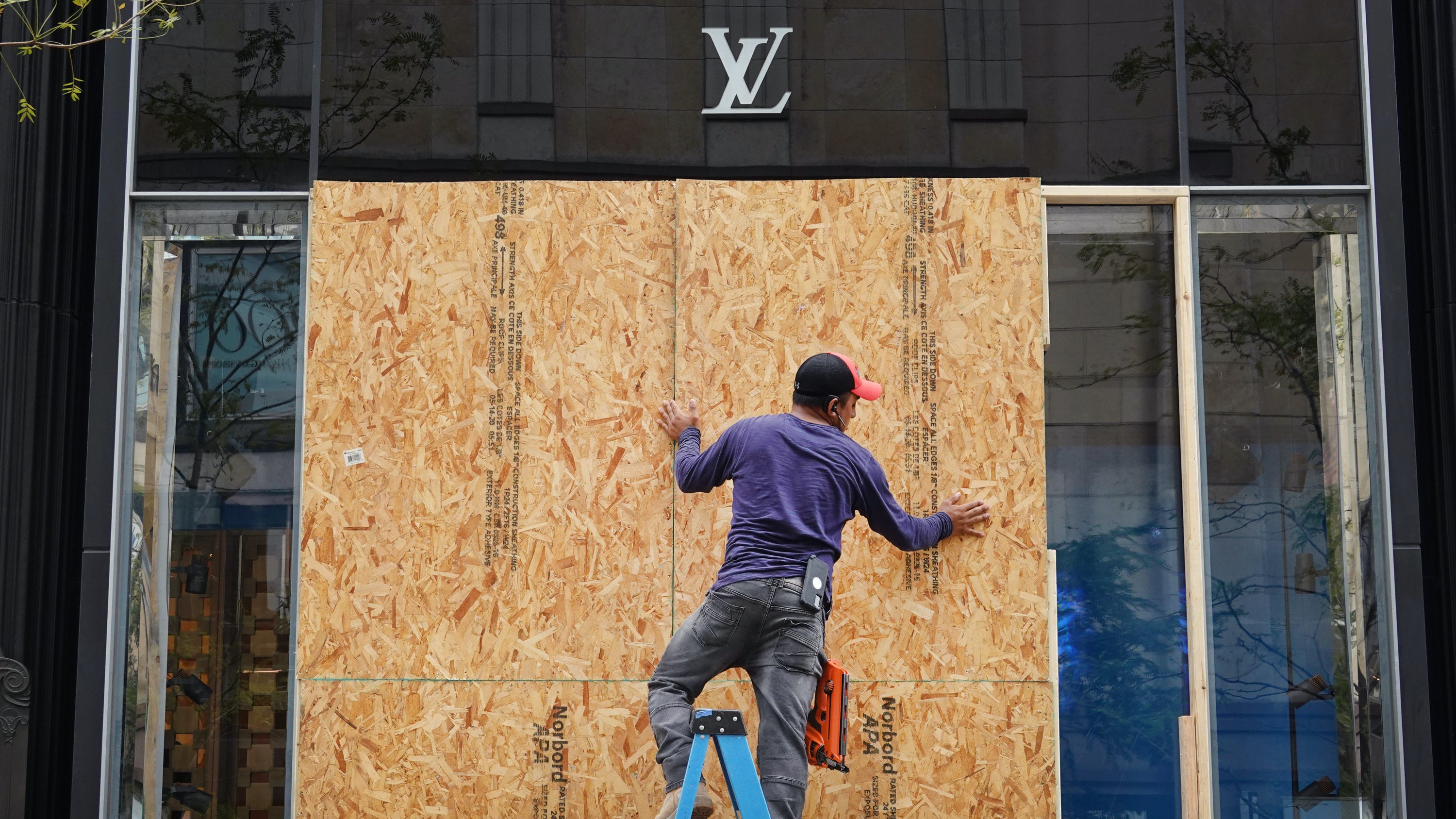 Louis Vuitton Store Getting Looted In Portland Us