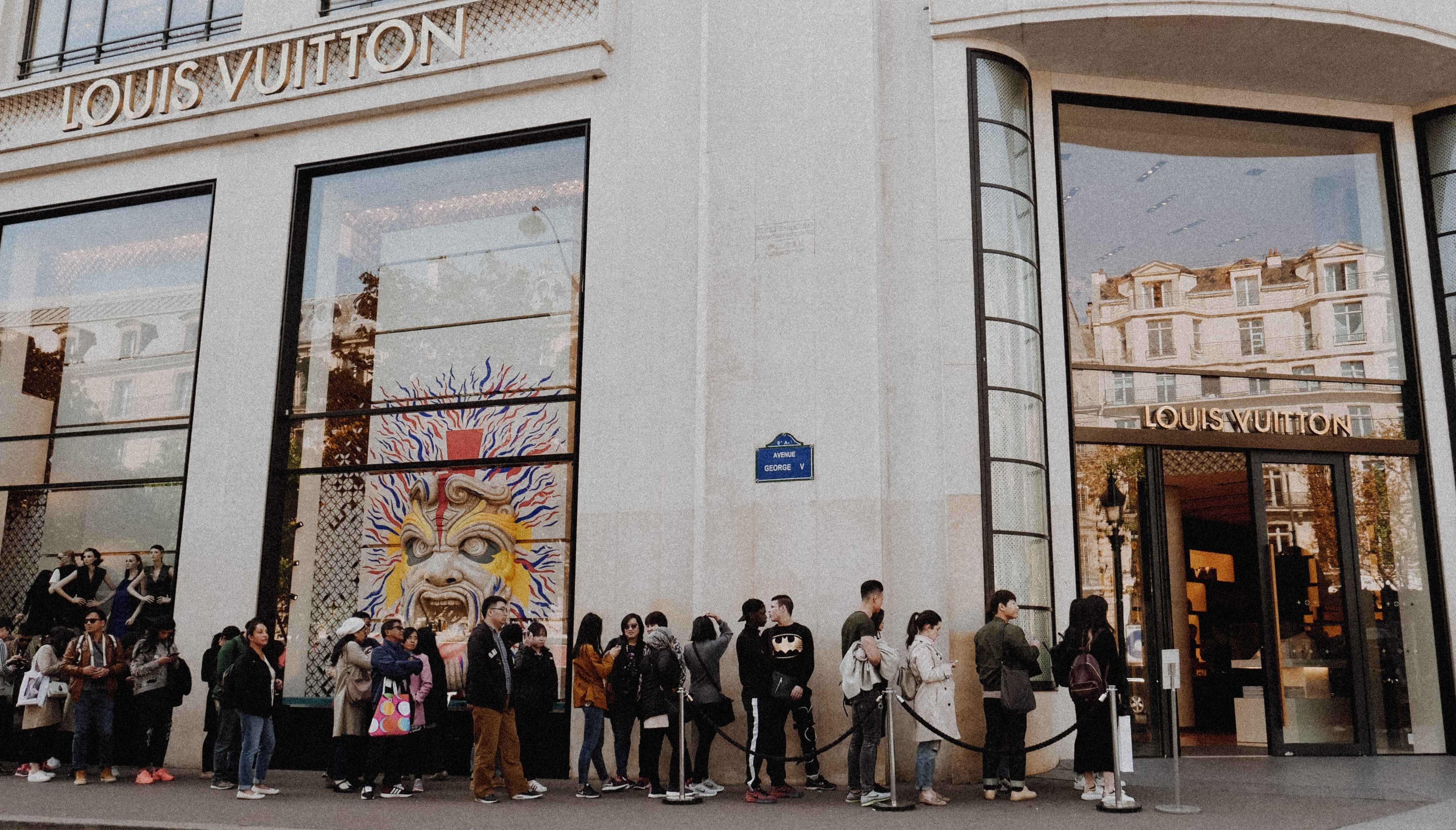 Cửa hàng Louis Vuitton Paris Montaigne ở Paris FRANCE  LOUIS VUITTON