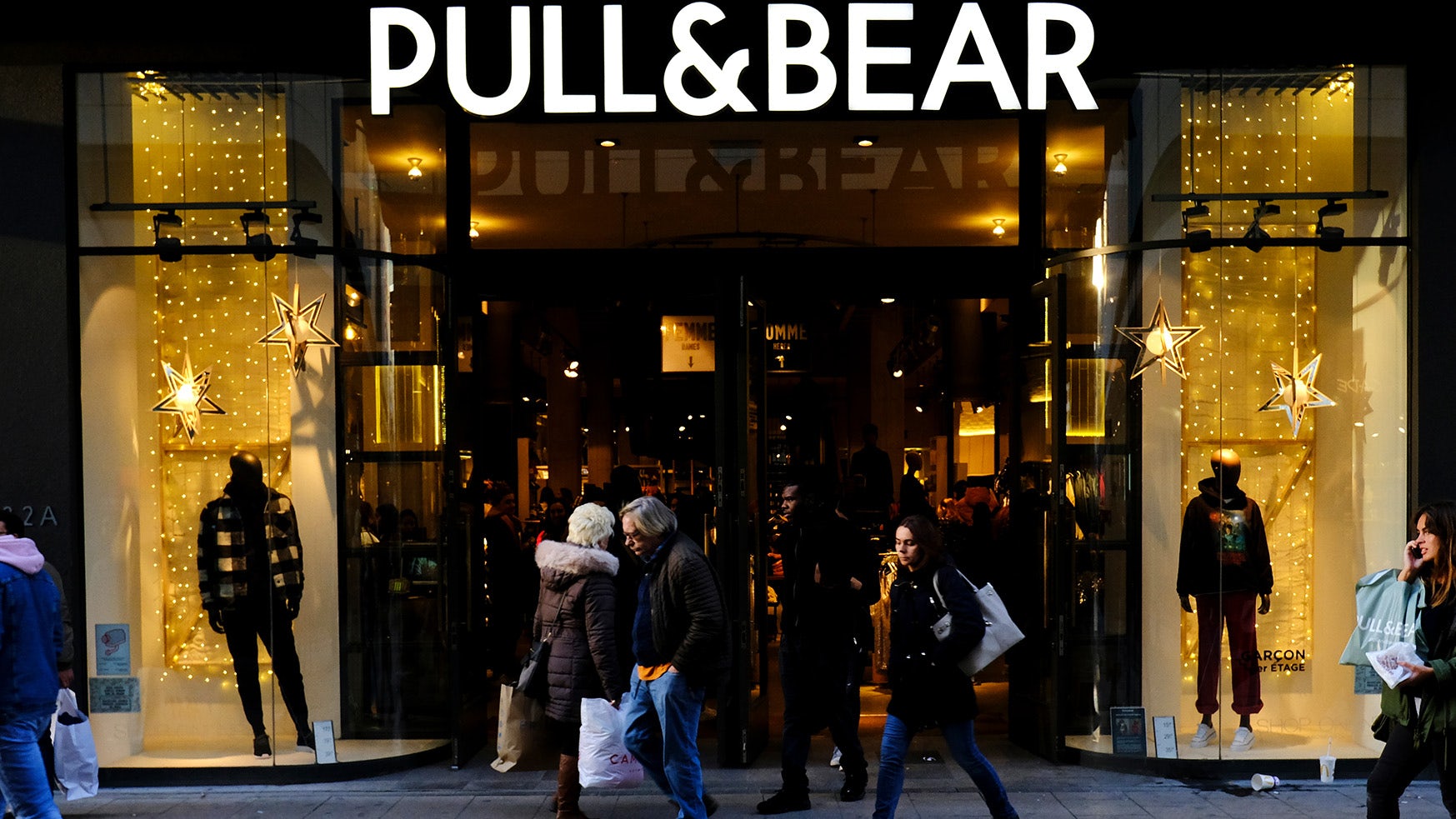 bulto Misión trabajo Inditex Launches Netflix-Partnered Brand Pull & Bear in US | BoF