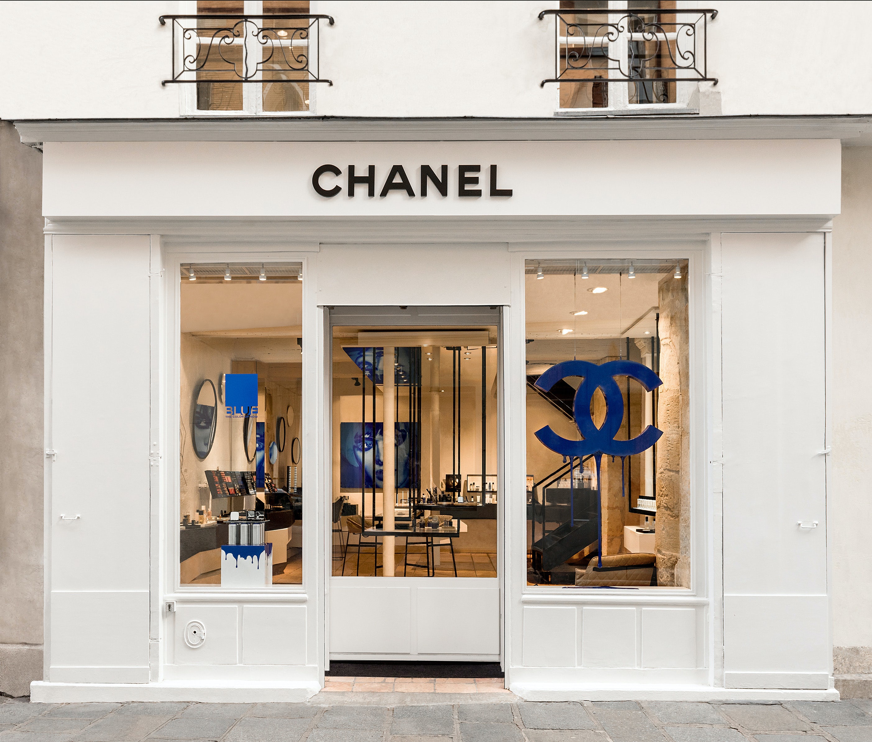 At Chanel The Nostalgic Beauty Looks Celebrate Fashions Iconic Era