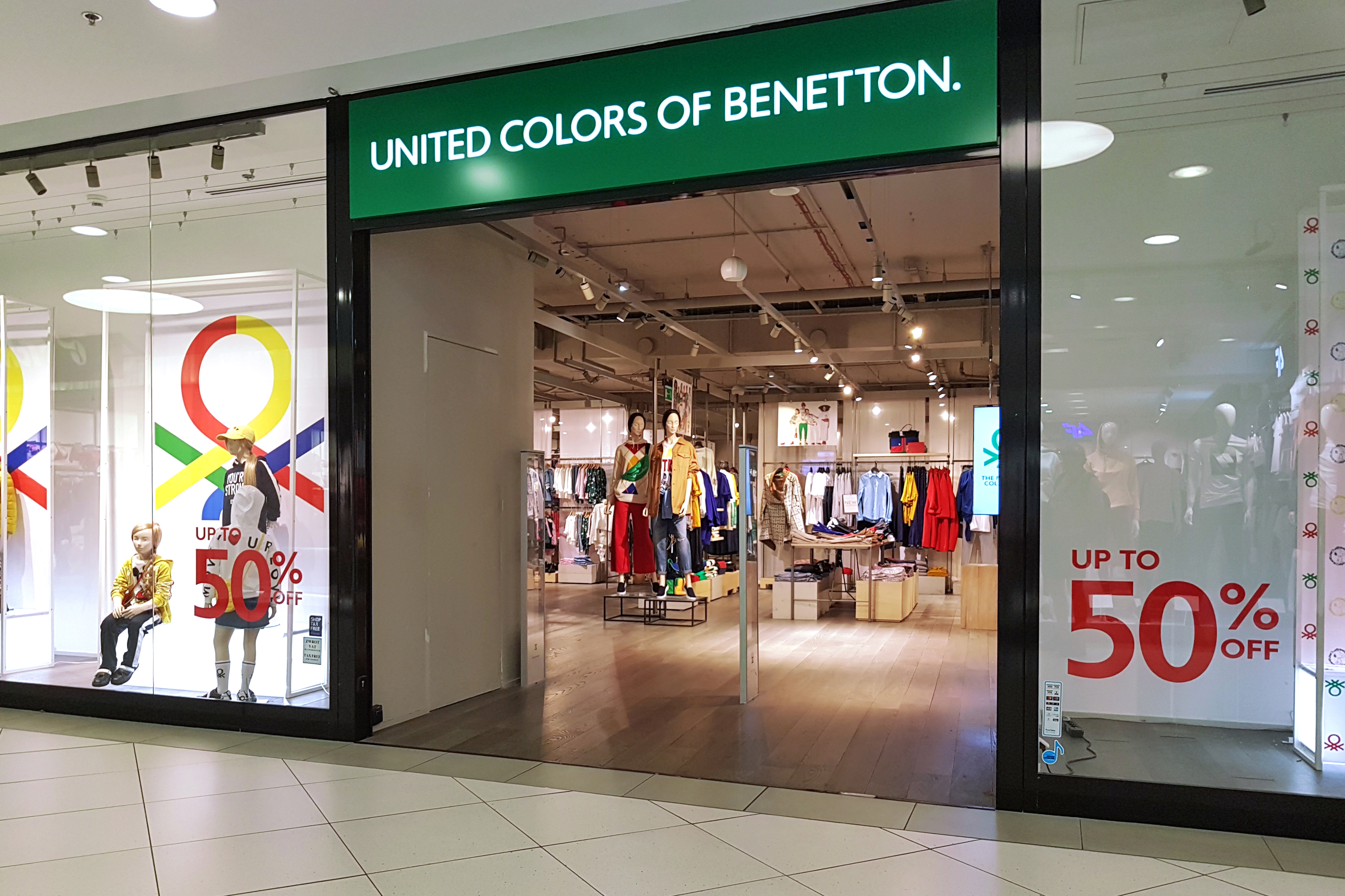 patroon Trend Berucht Benetton Group Closes Flagship Store in Central Milan to Focus on Smaller  Shops | BoF