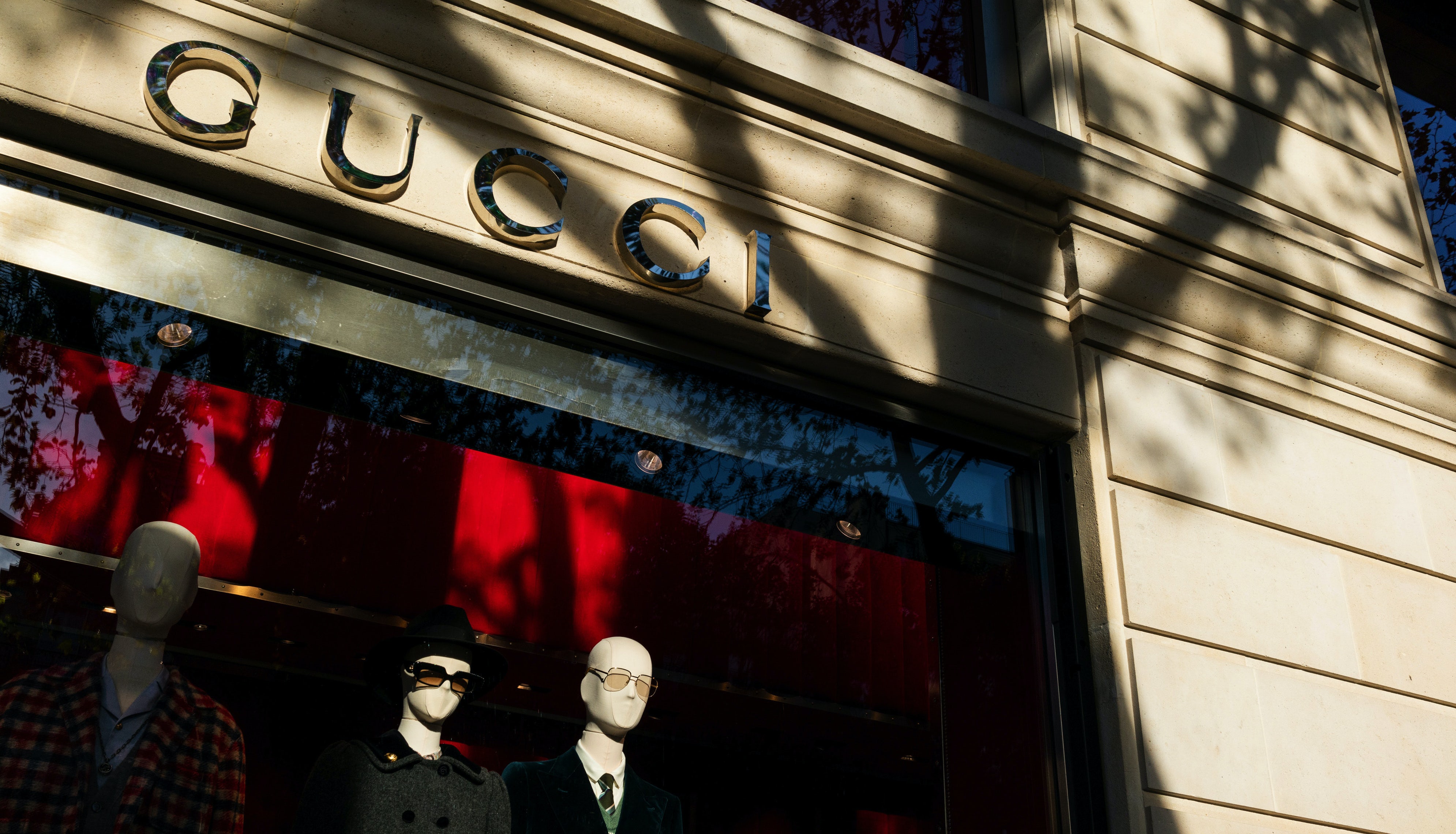Workers place the damage in the Louis Vuitton store in Barcelona's News  Photo - Getty Images