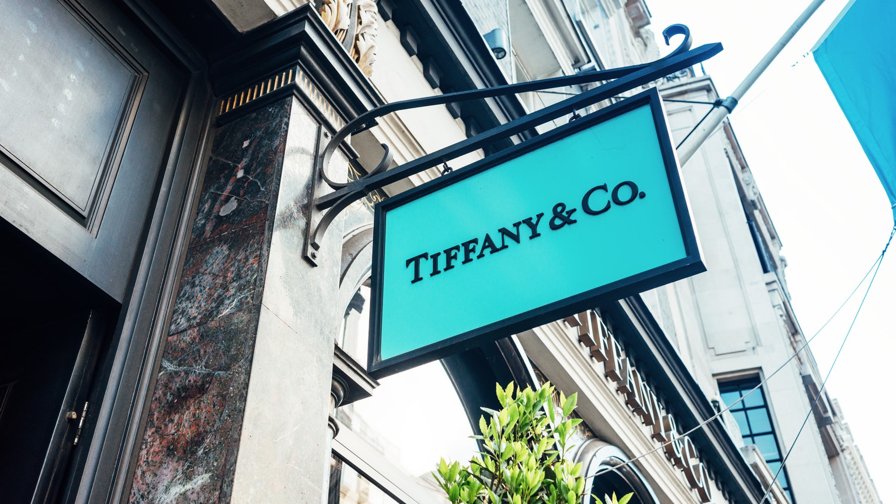 LVMH Plan to Buy Tiffany & Co. Is Back On [UPDATED] - Fashionista