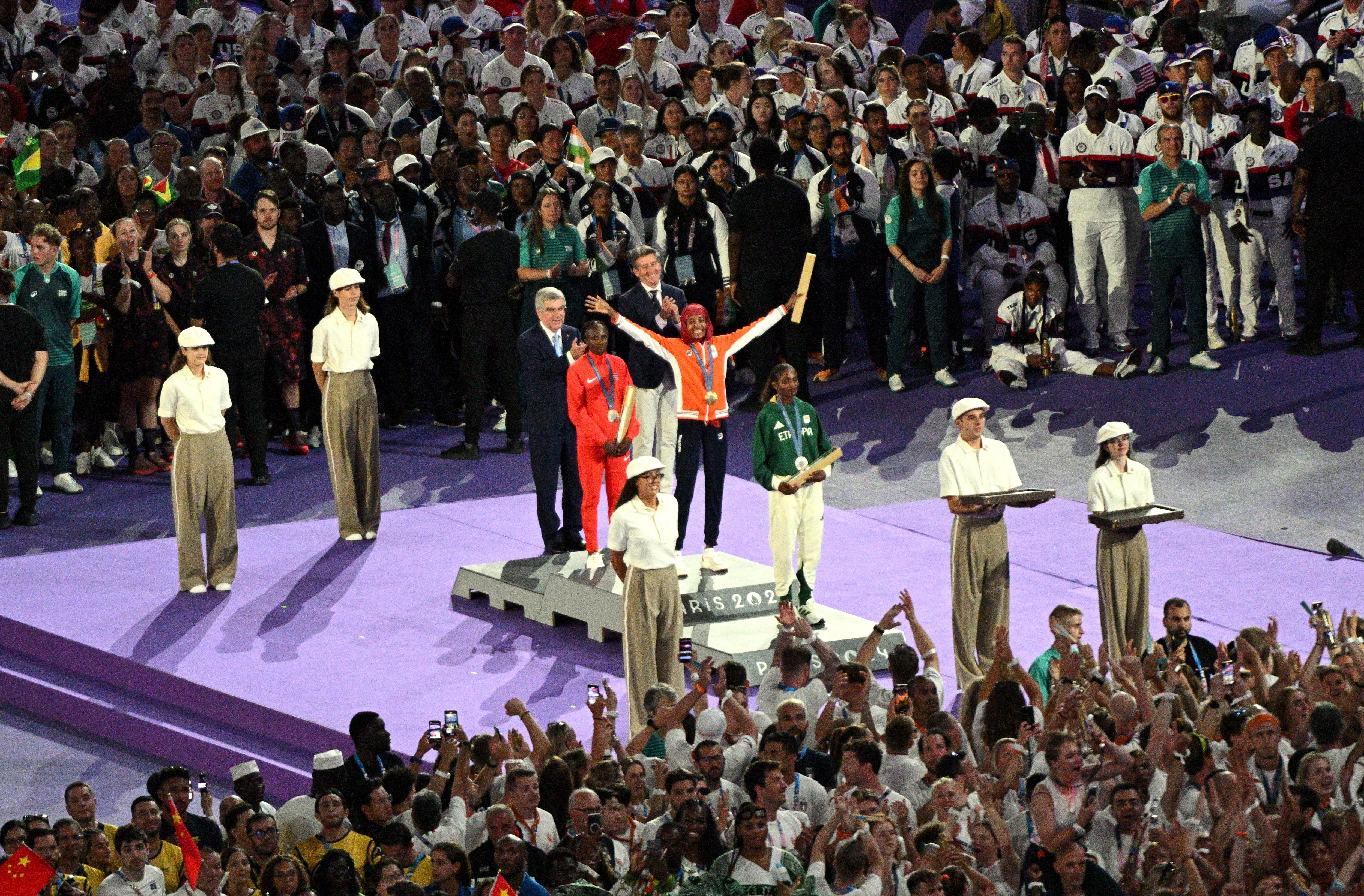 Paris (France), 11/08/2024.- (CR-CL) Silver medalist Tigst Assefa of Ethiopia, gold medalist Sifan Hassan of the Netherlands and bronze medalist Hellen Obiri of Kenya pose during the medal ceremony for the Women's Marathon during the Closing Ceremony of the Paris 2024 Olympic Games at the Stade de France Stadium in Paris, France, 11 August 2024. (Maratón, Etiopía, Francia, Kenia, Países Bajos; Holanda) EFE/EPA/CAROLINE BLUMBERG
