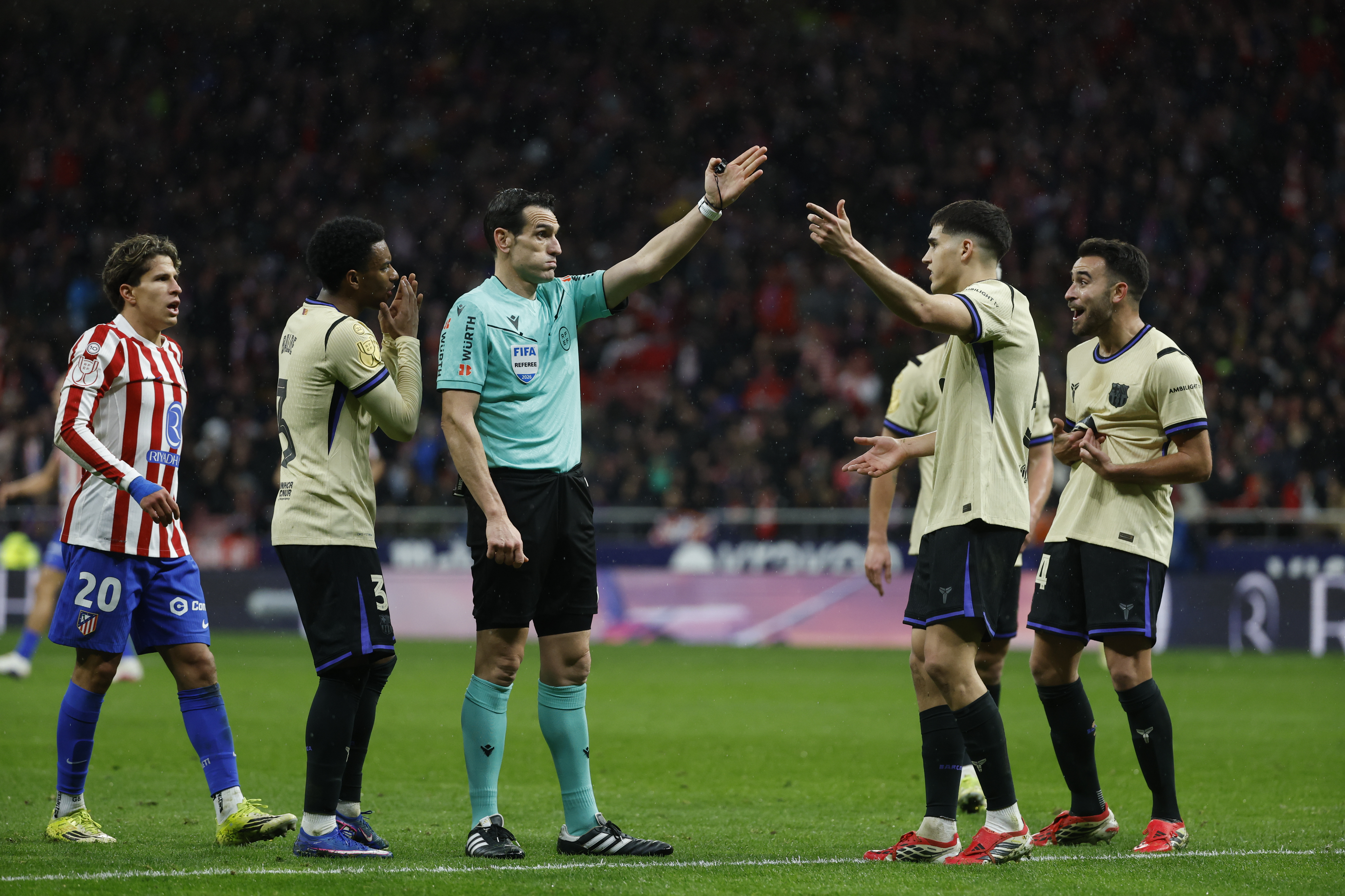MADRID, 12/02/2026.- El árbitro Martínez Munuera señala una falta contra el Barcelona, durante el partido de ida de la semifinales de la Copa del Rey que Atlético de Madrid y FC Barcelona disputan este jueves en el estadio Metropolitano, en Madrid. EFE/Juanjo Martín