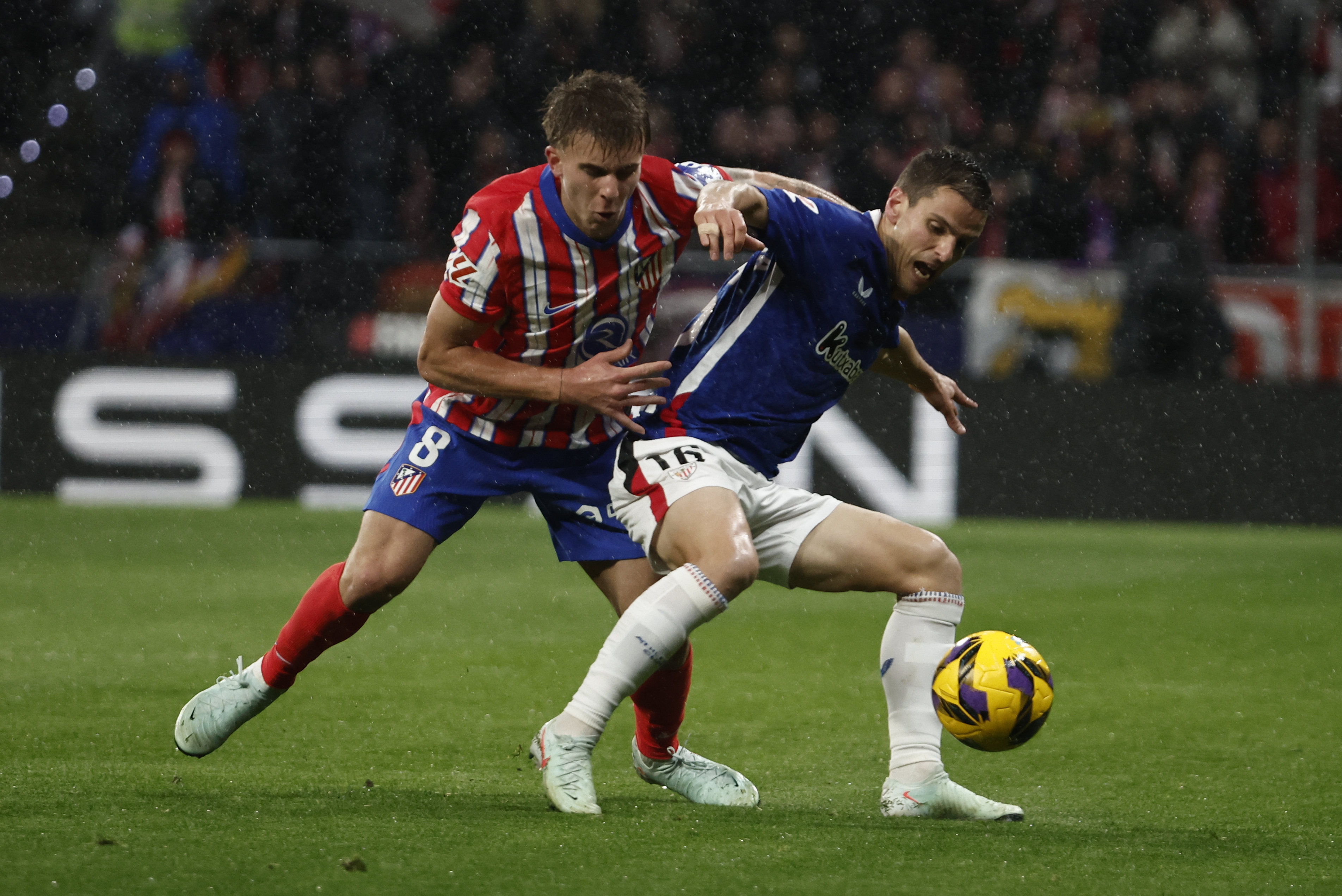 MADRID, 01/03/2025.- El centrocampista del Athletic Ruiz de Galarreta (d) protege un baln ante Pablo Barrios, del Atltico, durante el partido de LaLiga de ftbol que Atltico de Madrid y Athletic Club disputan este sbado en el estadio Metropolitano. EFE/Sergio Prez
