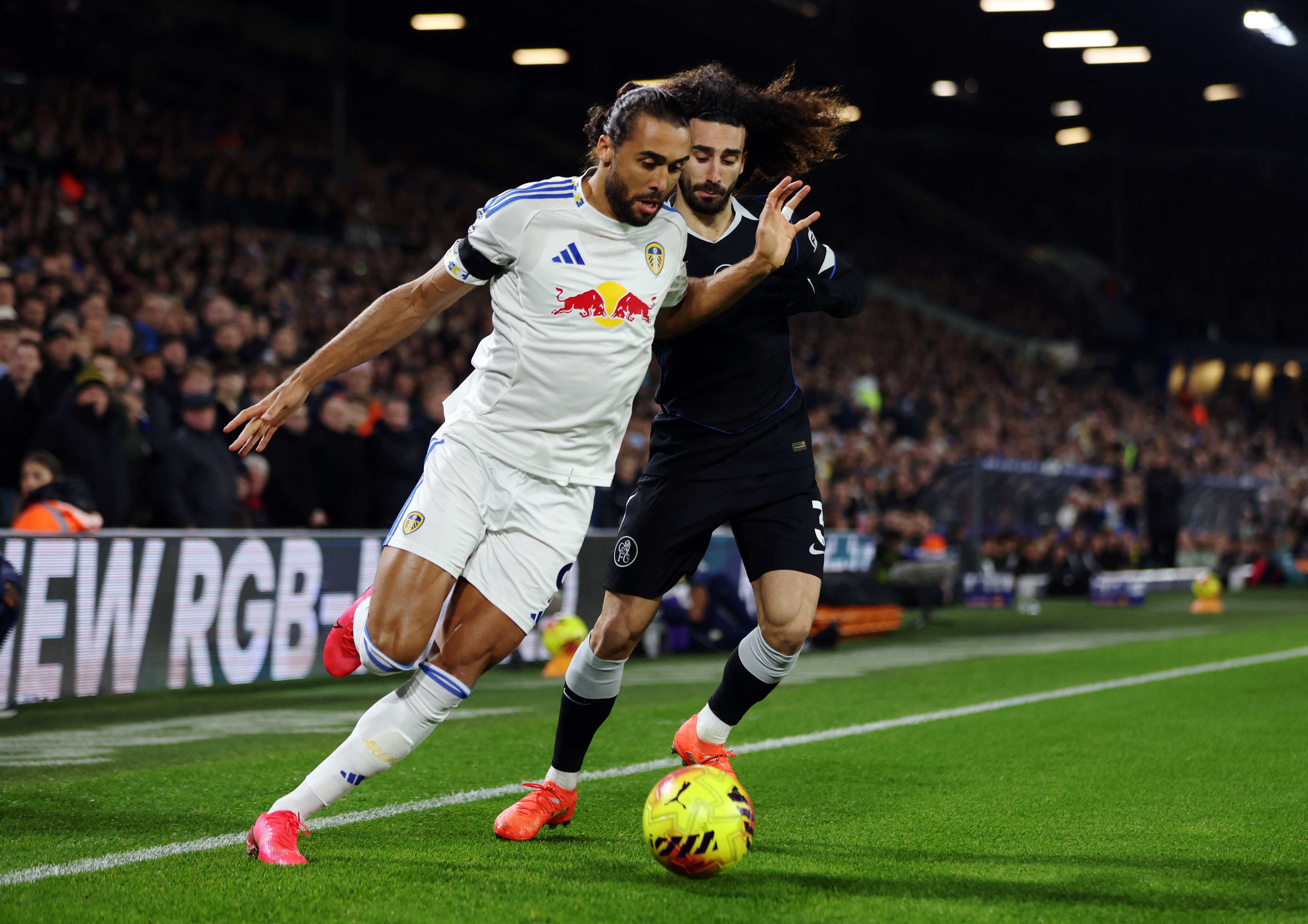 Soccer Football - Premier League - Leeds United v Chelsea - Elland Road, Leeds, Britain - December 3, 2025 Leeds United's Dominic Calvert-Lewin in action with Chelsea's Marc Cucurella REUTERS/Chris Radburn EDITORIAL USE ONLY. NO USE WITH UNAUTHORIZED AUDIO, VIDEO, DATA, FIXTURE LISTS, CLUB/LEAGUE LOGOS OR 'LIVE' SERVICES. ONLINE IN-MATCH USE LIMITED TO 120 IMAGES, NO VIDEO EMULATION. NO USE IN BETTING, GAMES OR SINGLE CLUB/LEAGUE/PLAYER PUBLICATIONS. PLEASE CONTACT YOUR ACCOUNT REPRESENTATIVE FOR FURTHER DETAILS..