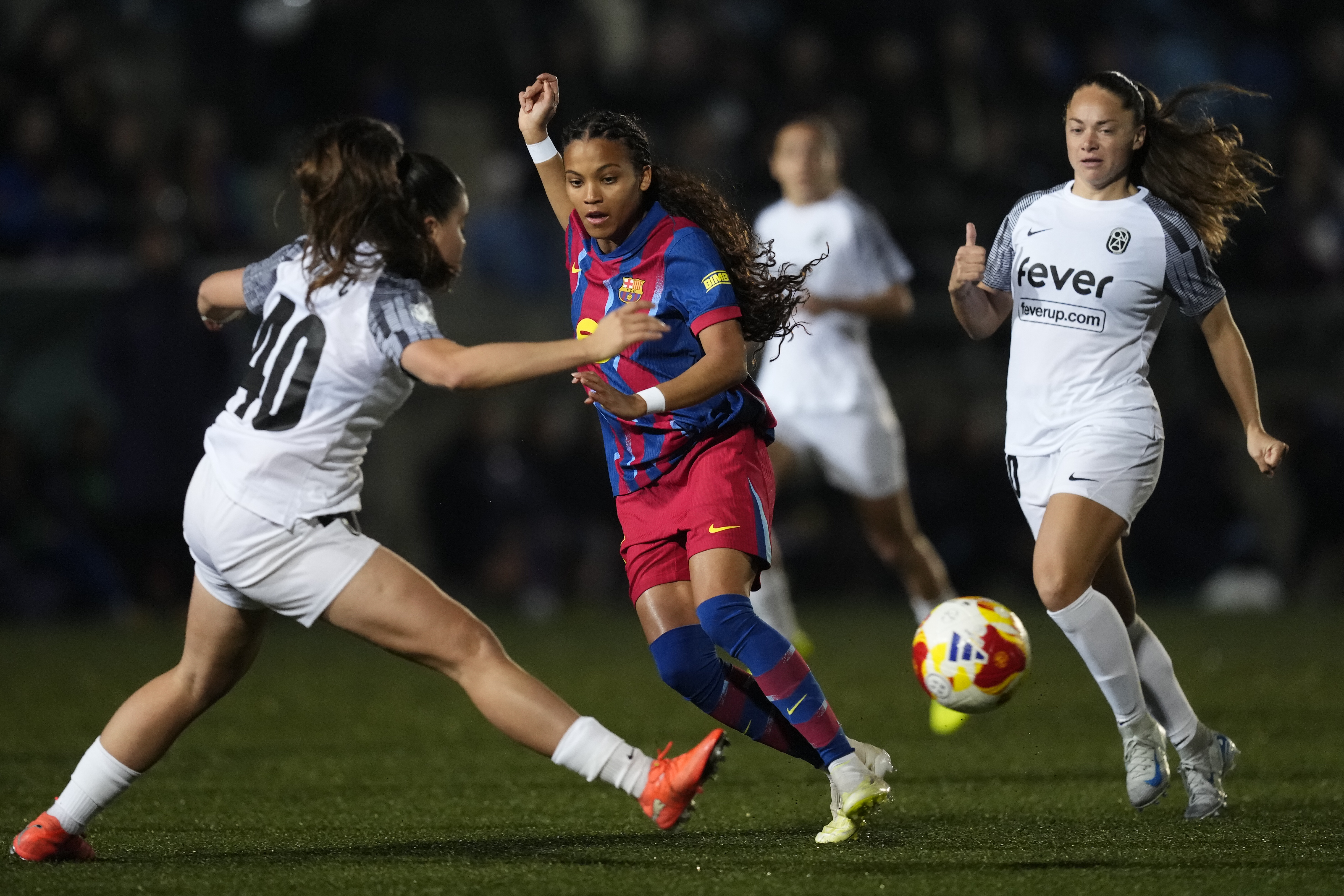 BADALONA (BARCELONA), 12/03/2026.- El centrocampista del Badalona Nerea Carmona (i) pelea un balón ante Vicky López del Barcelona durante el primer partido de la semifinal de la Copa de la Reina que disputan el FC Badalona Women y el FC Barcelona este jueves, en el Estadi Municipal de Badalona (Barcelona).EFE/ Enric Fontcuberta