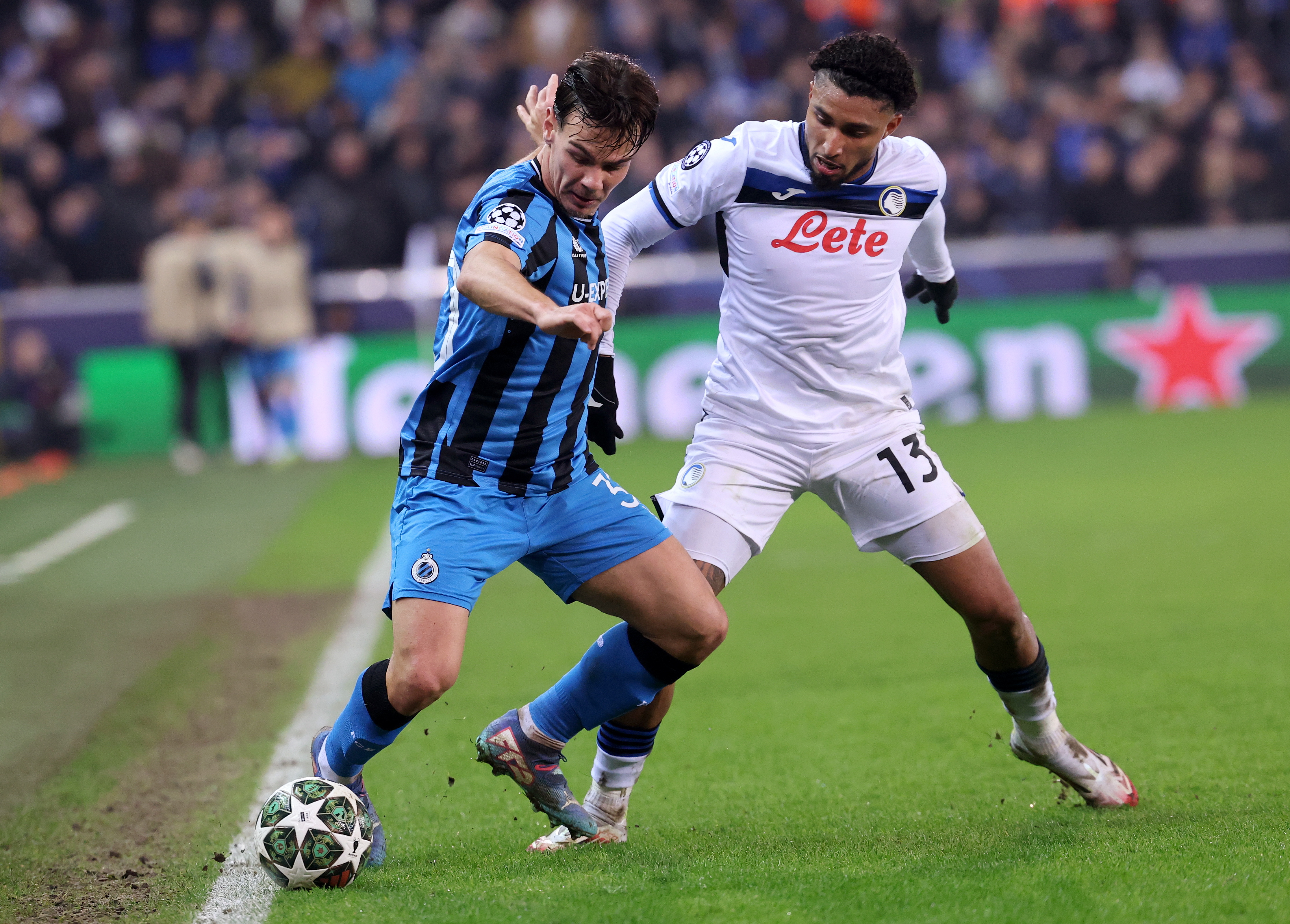 BRUGES (Belgium), 12/02/2025.- Ardon Jashari (L) of Brugge in action against Ederson of Atalanta during the UEFA Champions League knockout phase play-offs 1st leg match between Club Brugge KV and Atalanta BC, in Bruges, Belgium, 12 February 2025. (Liga de Campeones, Blgica, Brujas) EFE/EPA/OLIVIER MATTHYS