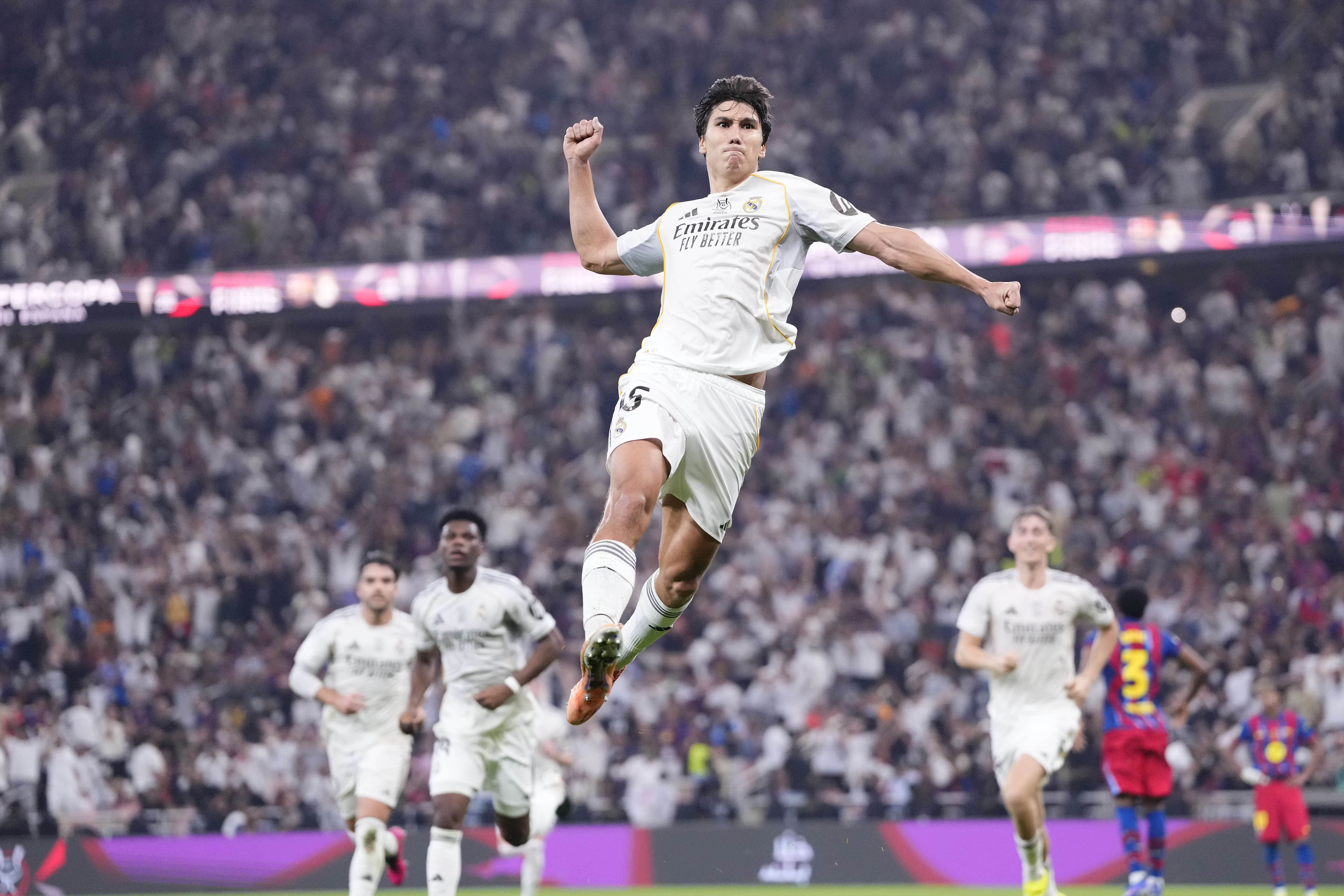 Vuelo de Gonzalo García tras anotar el gol.