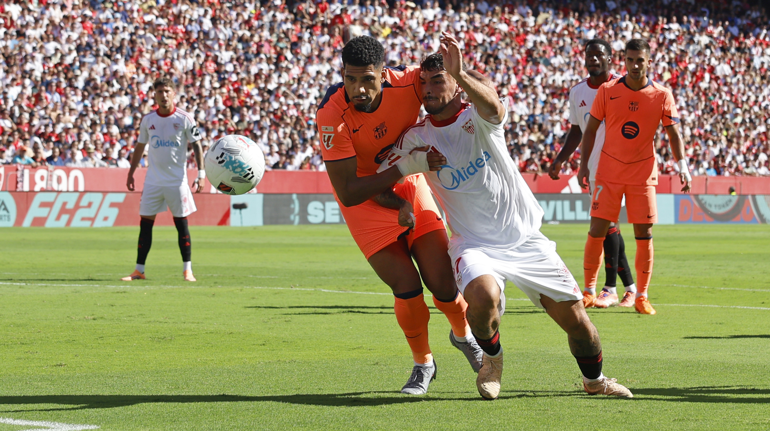 Isaac Romero cae en el área tras una disputa de balón con Araujo.