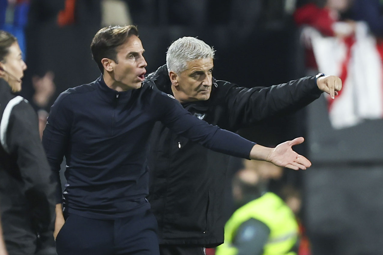 MADRID, 02/01/2026.- El entrenador del Rayo Vallecano, Iñigo Pérez (i), durante el encuentro de la jornada 18 de LaLiga que Rayo Vallecano y Getafe CF disputan este viernes en el estadio de Vallecas. EFE/Kiko Huesca
