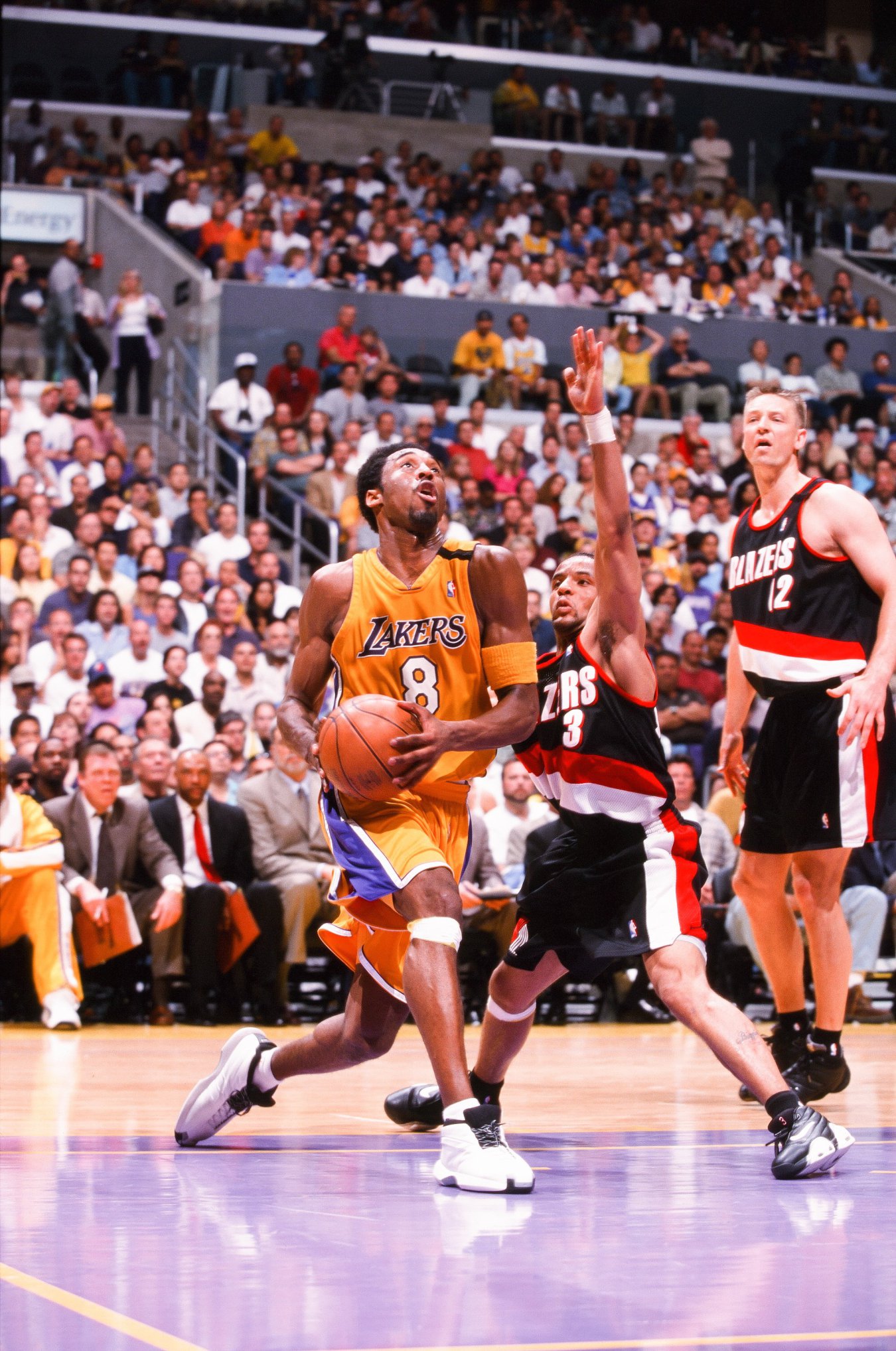 This Day In Lakers History: Kobe Bryant Sinks Kings With Buzzer