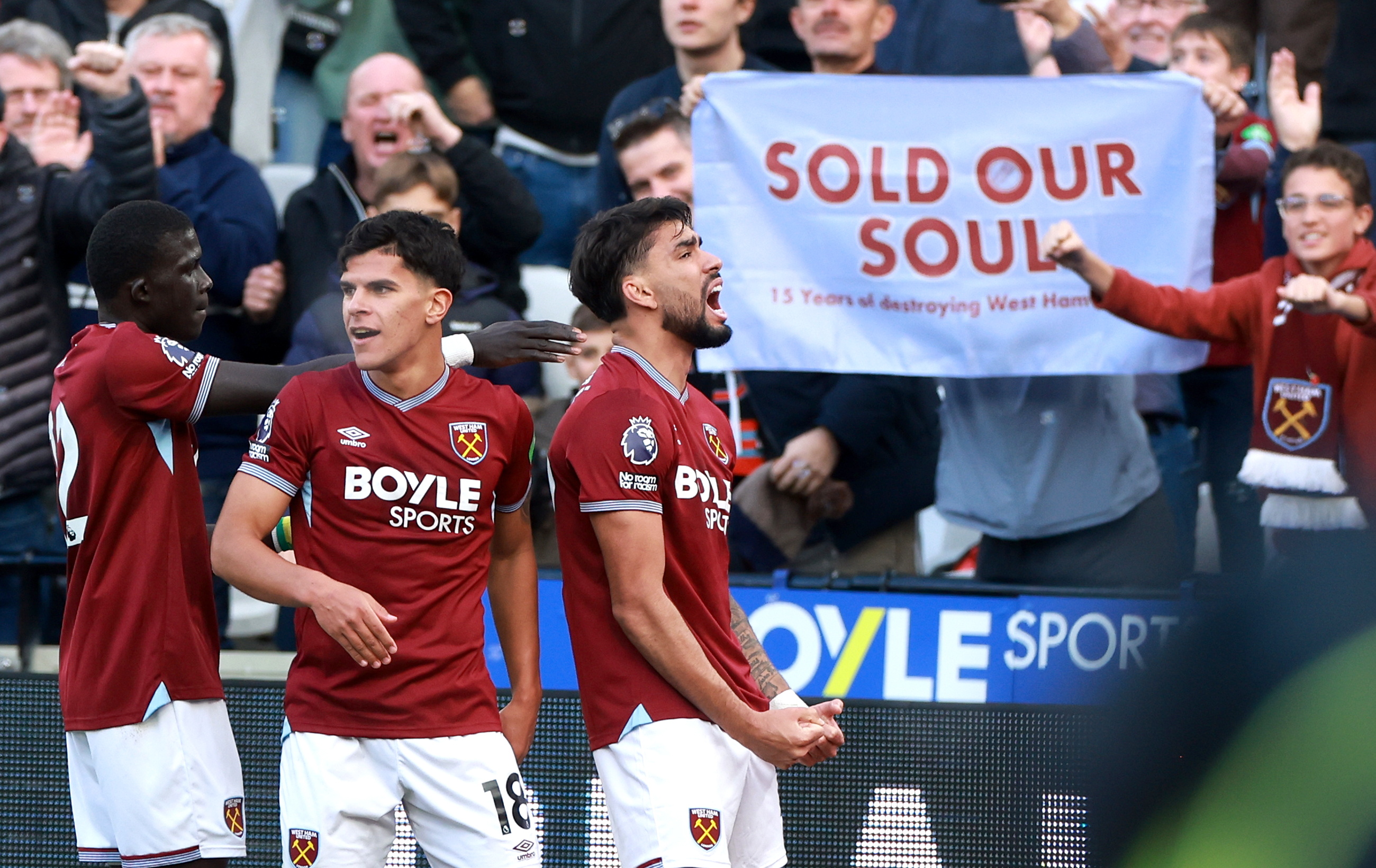 LONDON (United Kingdom), 02/11/2025.- Lucas Paqueta (R) of West Ham celebrates with teammates after scoring the 1-1 during the English Premier League match between West Ham United and Newcastle United, in London, Britain, 02 November 2025. (Reino Unido, Londres) EFE/EPA/NEIL HALL EDITORIAL USE ONLY. No use with unauthorized audio, video, data, fixture lists, club/league logos, 'live' services or NFTs. Online in-match use limited to 120 images, no video emulation. No use in betting, games or single club/league/player publications.
