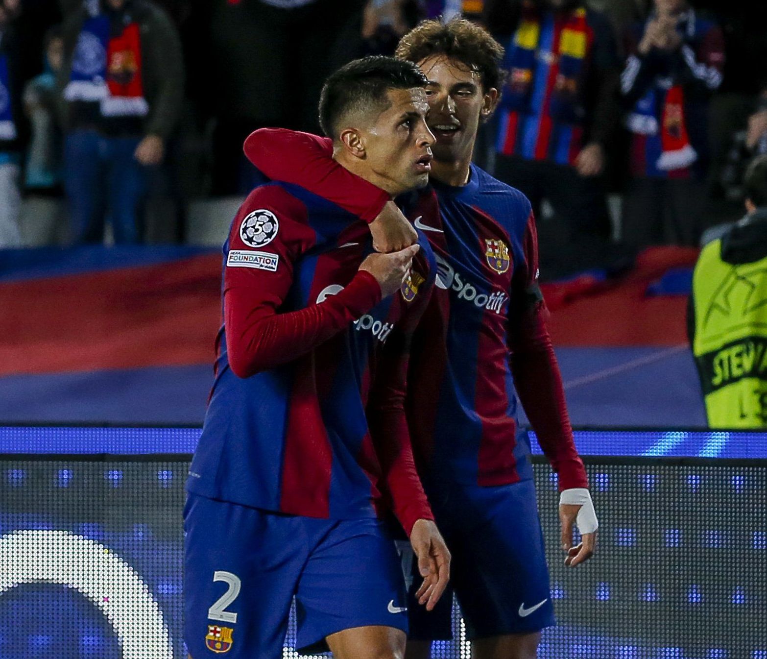 Barça y Atleti ya están en octavos, polémica en Inglaterra por el penalti al PSG... | En directo, ‘La Pica de AS’