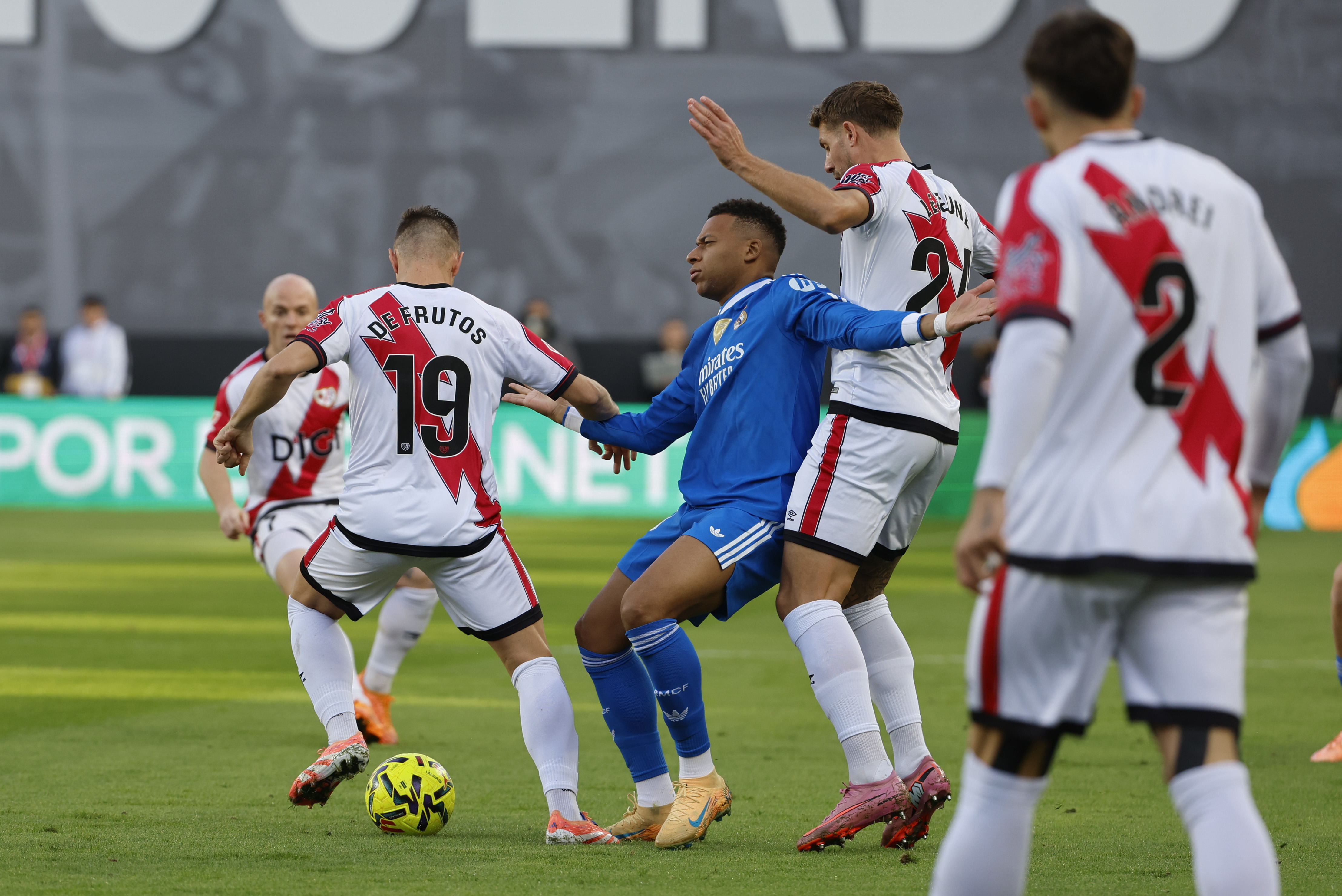 MADRID, 09/11/2025.- El delantero del Rayo Vallecano Jorge de Frutos (i) pelea un balón ante el delantero francés del Real Madrid Kylian Mbappé (2i) durante el partido de la jornada 12 de LaLiga EA Sports que Rayo Vallecano y Real Madrid disputan este domingo en el Estadio de Vallecas, en la capital española. EFE/ Mariscal
