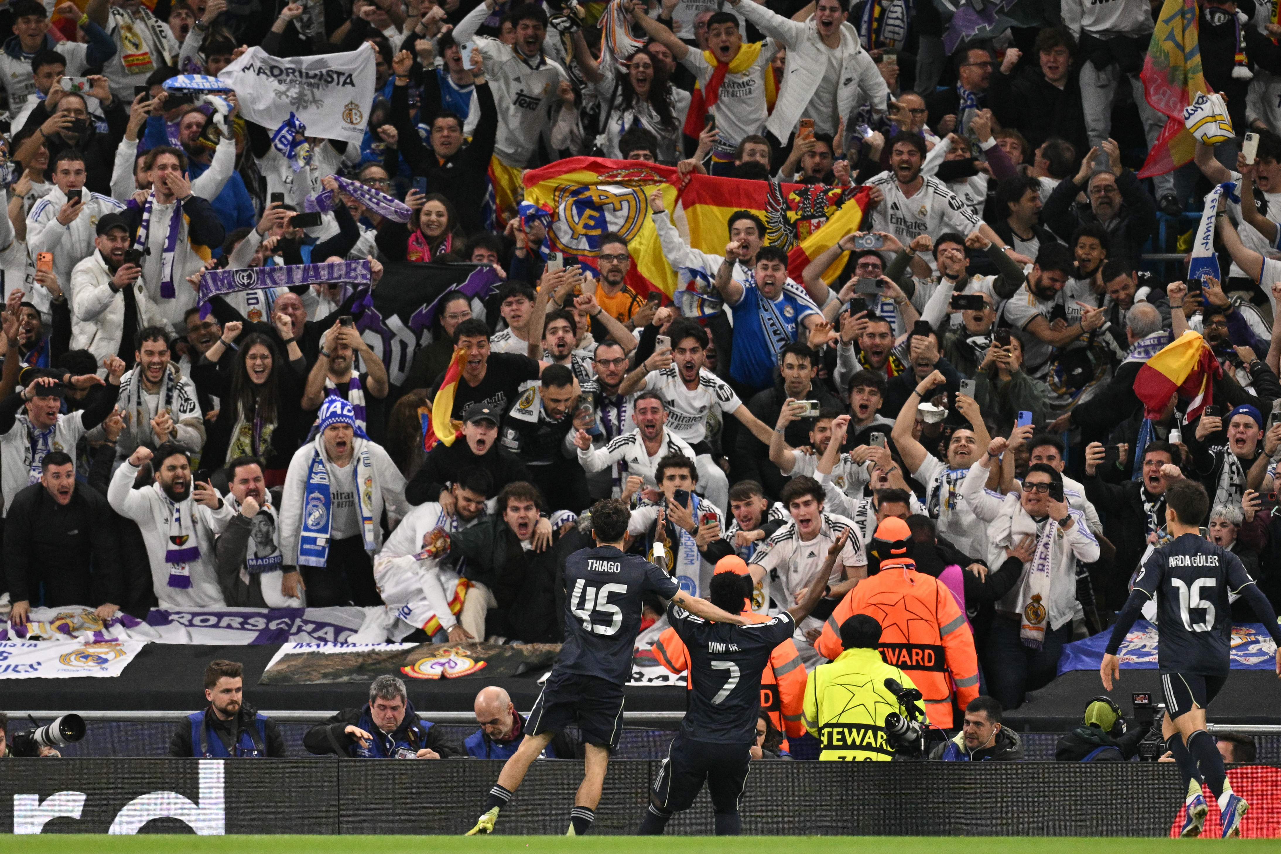 Vinicius celebra un gol con los fans.