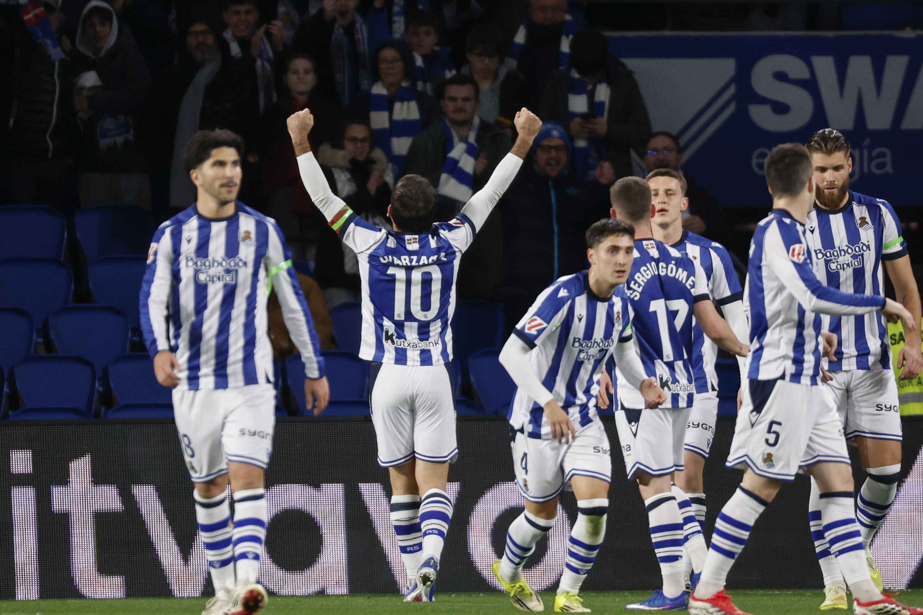 Mikel Oyarzabal celebra un gol