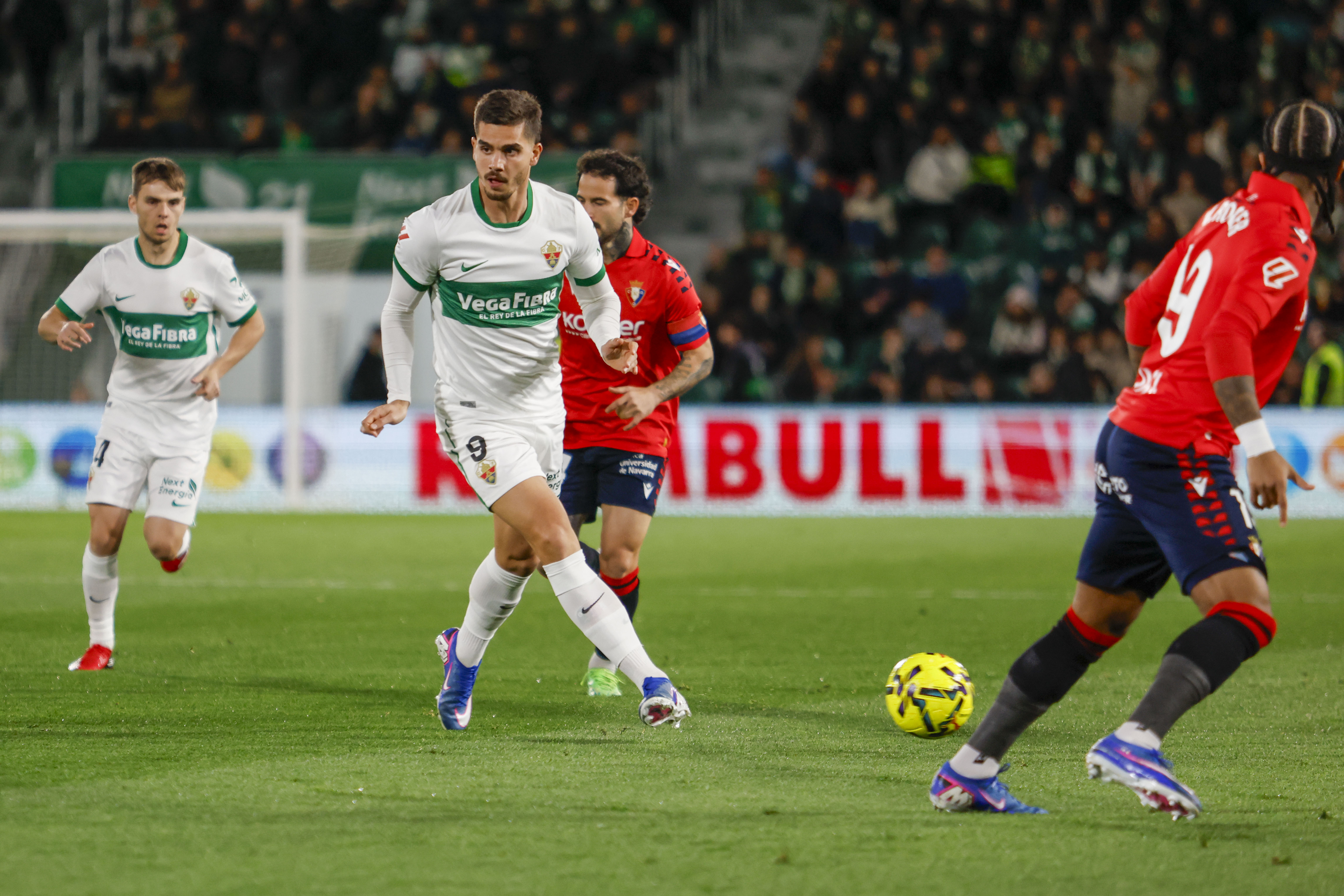 GRAF9480. ELCHE, 13/02/2026.- El delantero portugués del Elche André Silva (2i) centra el balón durante el partido de la jornada 24 de LaLiga que Elche CF y Atlético Osasuna disputan este viernes en el estadio Martínez Valero. EFE/Pablo Miranzo
