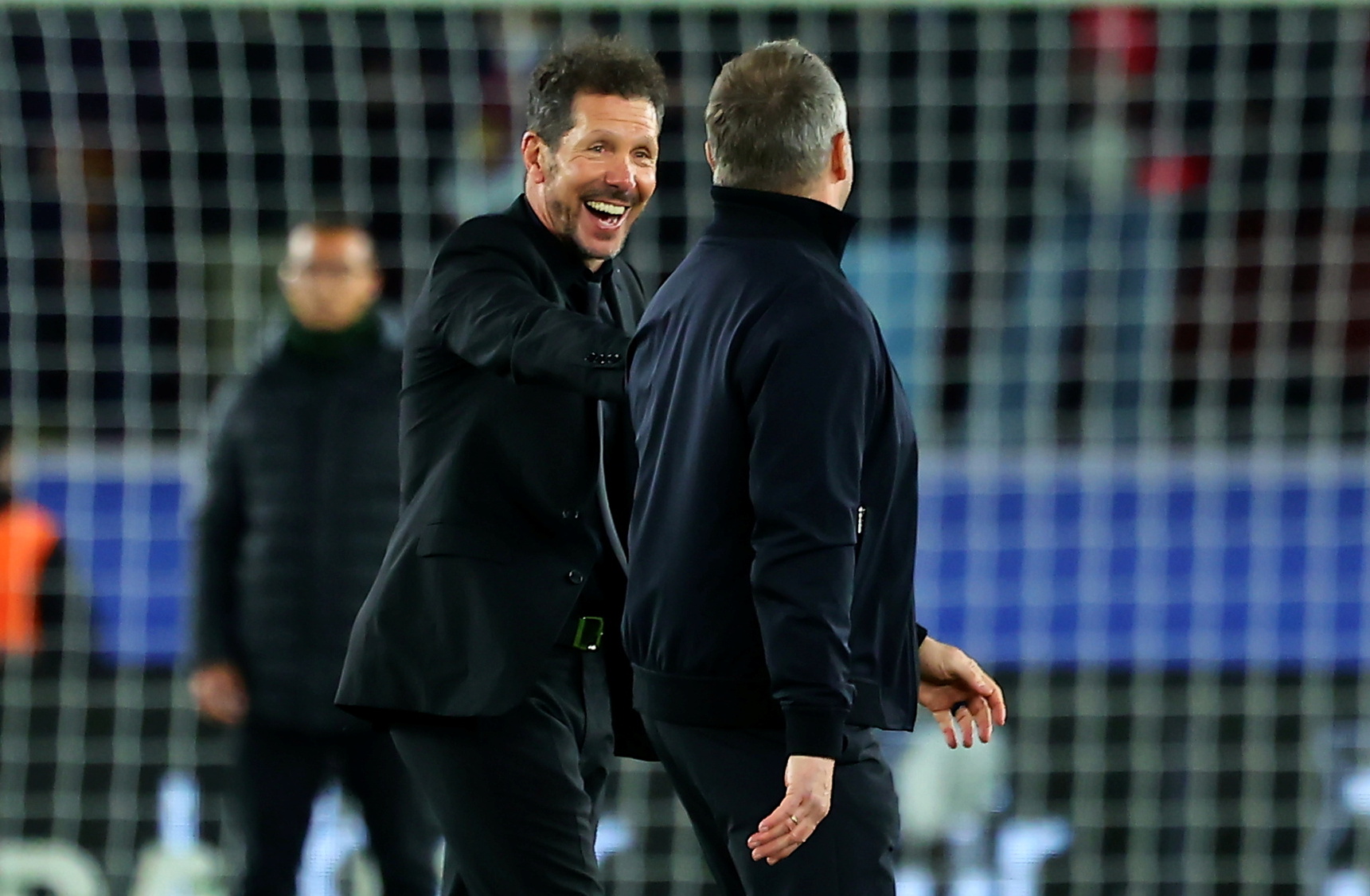 Diego Pablo Simeone saluda a Hansi Flick tras finalizar el partido.
