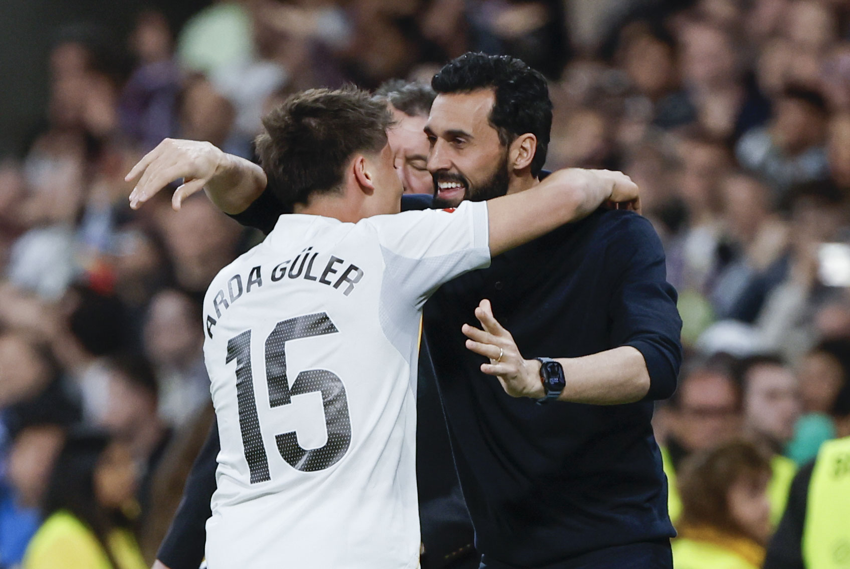 MADRID, 14/03/2026.- El delantero turco del Real Madrid, Arda Guler, celebra con su entrenador, Álvaro Arbeloa, el cuarto gol de su equipo durante el encuentro correspondiente a la jornada 28 de Laliga EA Sports que disputan este sábado Real Madrid y Elche en el estadio Santiago Bernabéu, en Madrid. EFE / Sergio Pérez.
