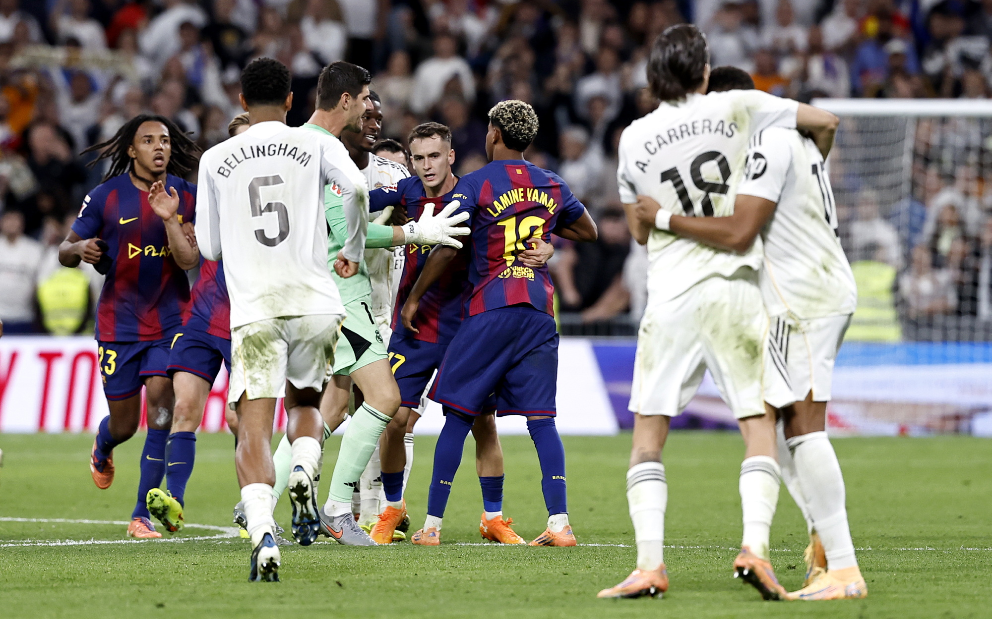 Varios jugadores del Real Madrid increpan a Lamine Yamal. 