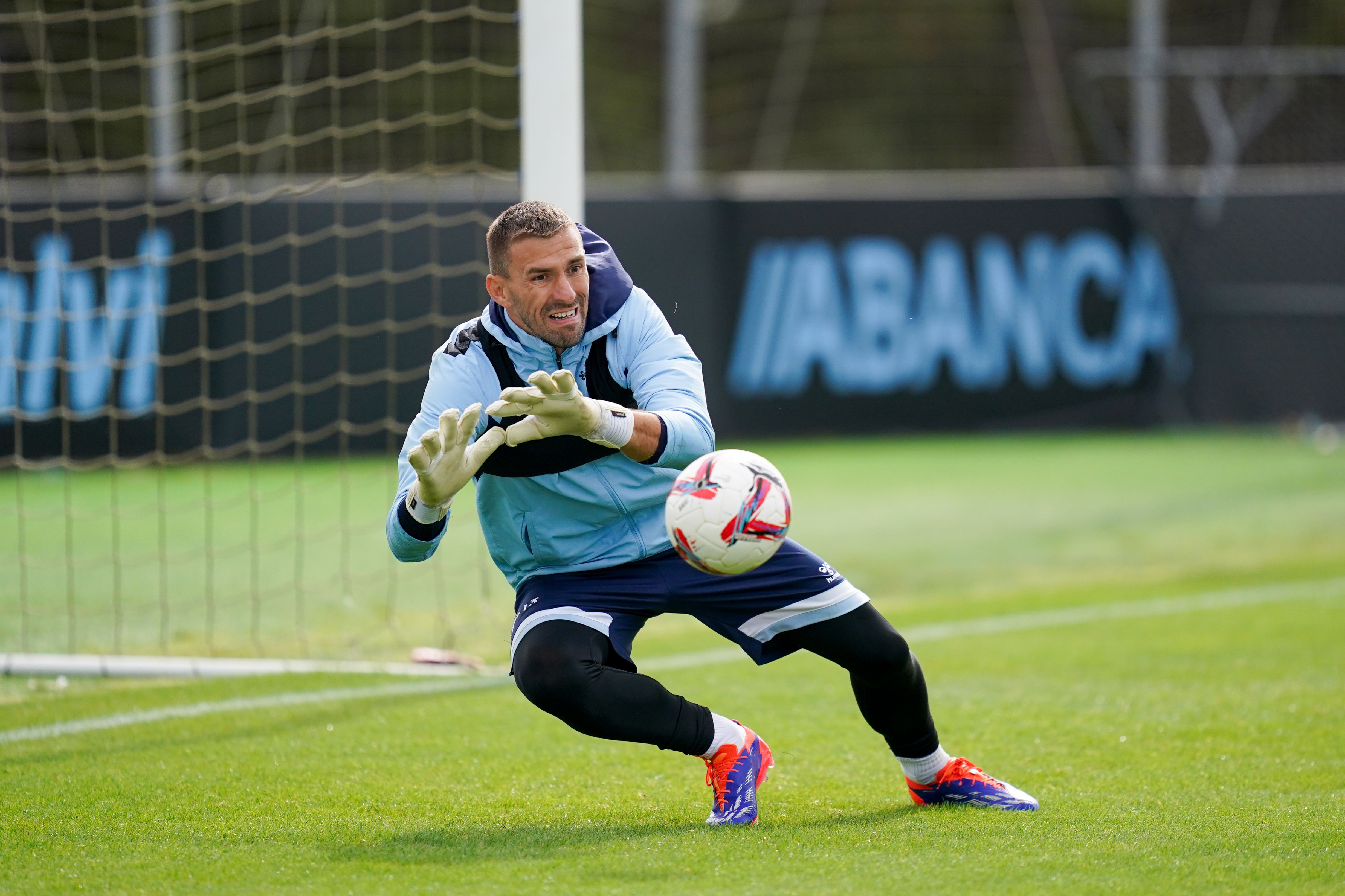 Vicente Guaita realiza una parada durante un entrenamiento del Celta.