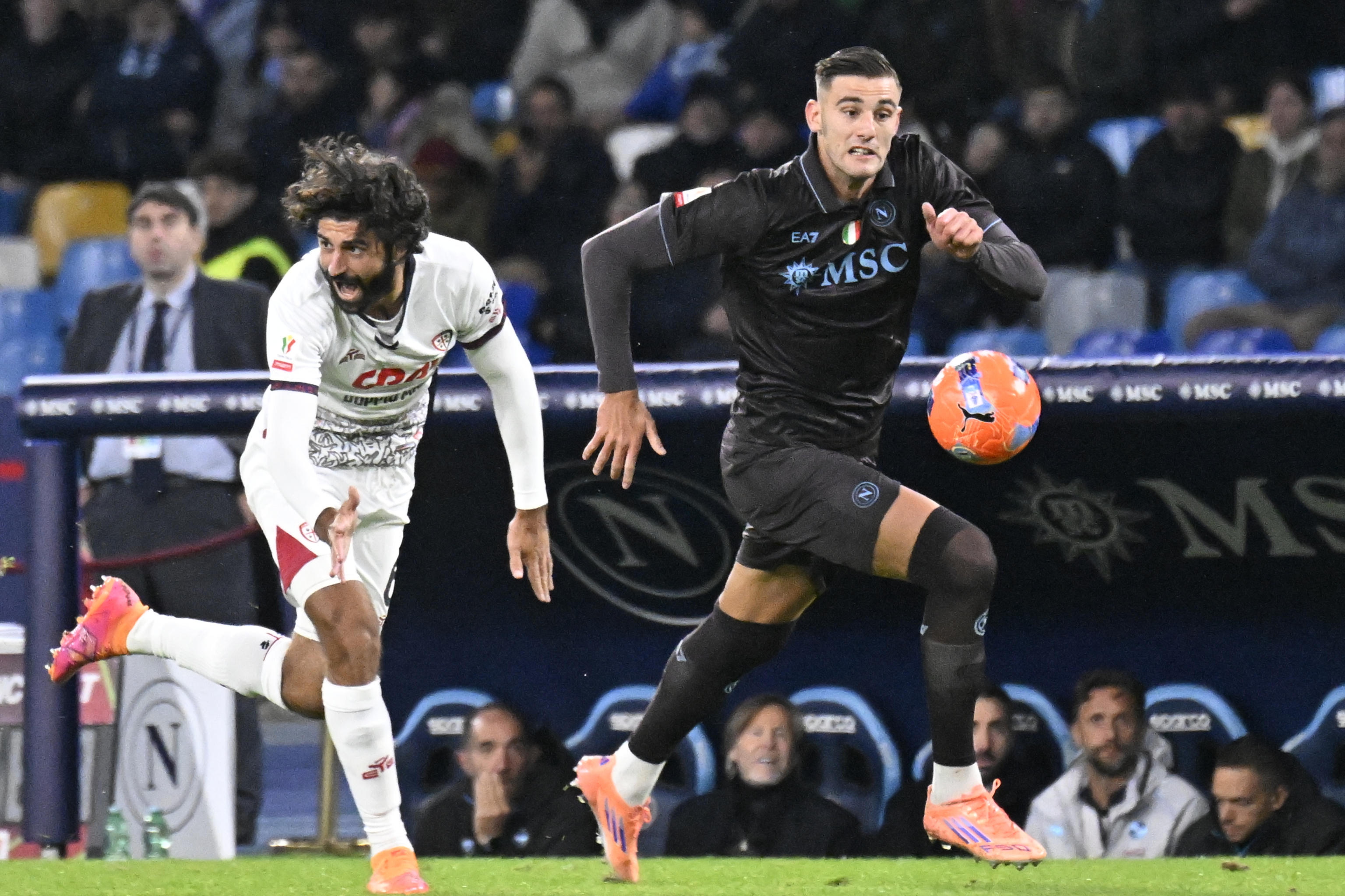 NAPOLI (Italy), 03/12/2025.- Napolis Lorenzo Lucca (R) in action against Cagliari's Sebastiano Luperto during the Italian Cup round of 16 soccer match between SSC Napoli and Cagliari Calcio, in Naples, Italy, 03 December 2025. (Italia, Nápoles) EFE/EPA/CIRO FUSCO
