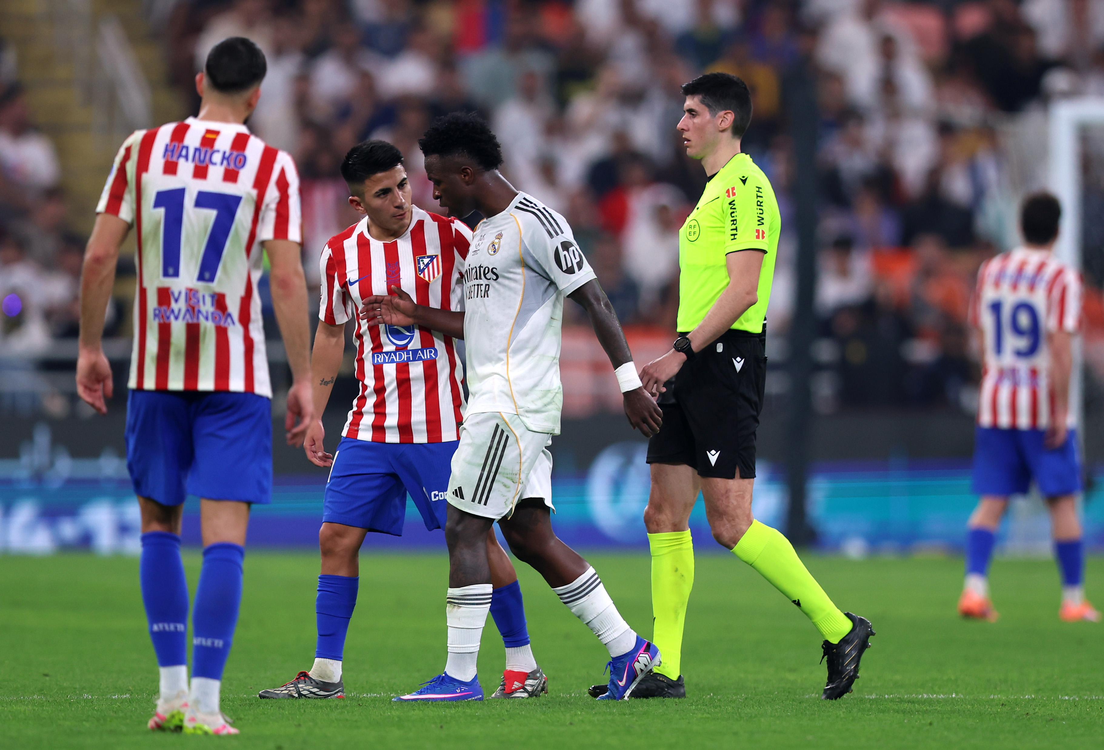 Antes de la tensa situación entre Vinicius y Simeone, Thiago Almada recriminó al jugador brasileño que este perdiera tiempo durante su sustitución.