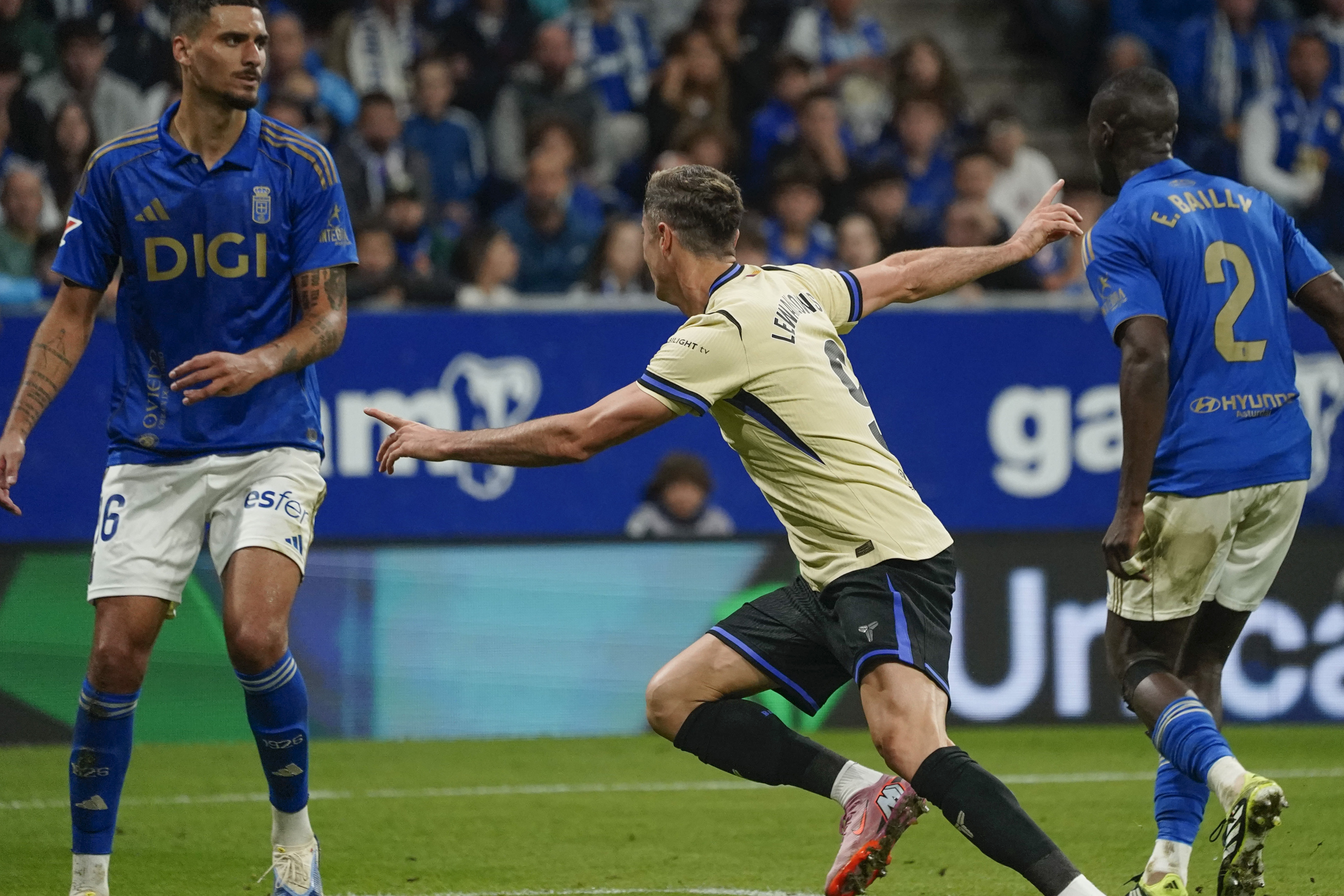 Robert Lewandowski celebra tras marcar.