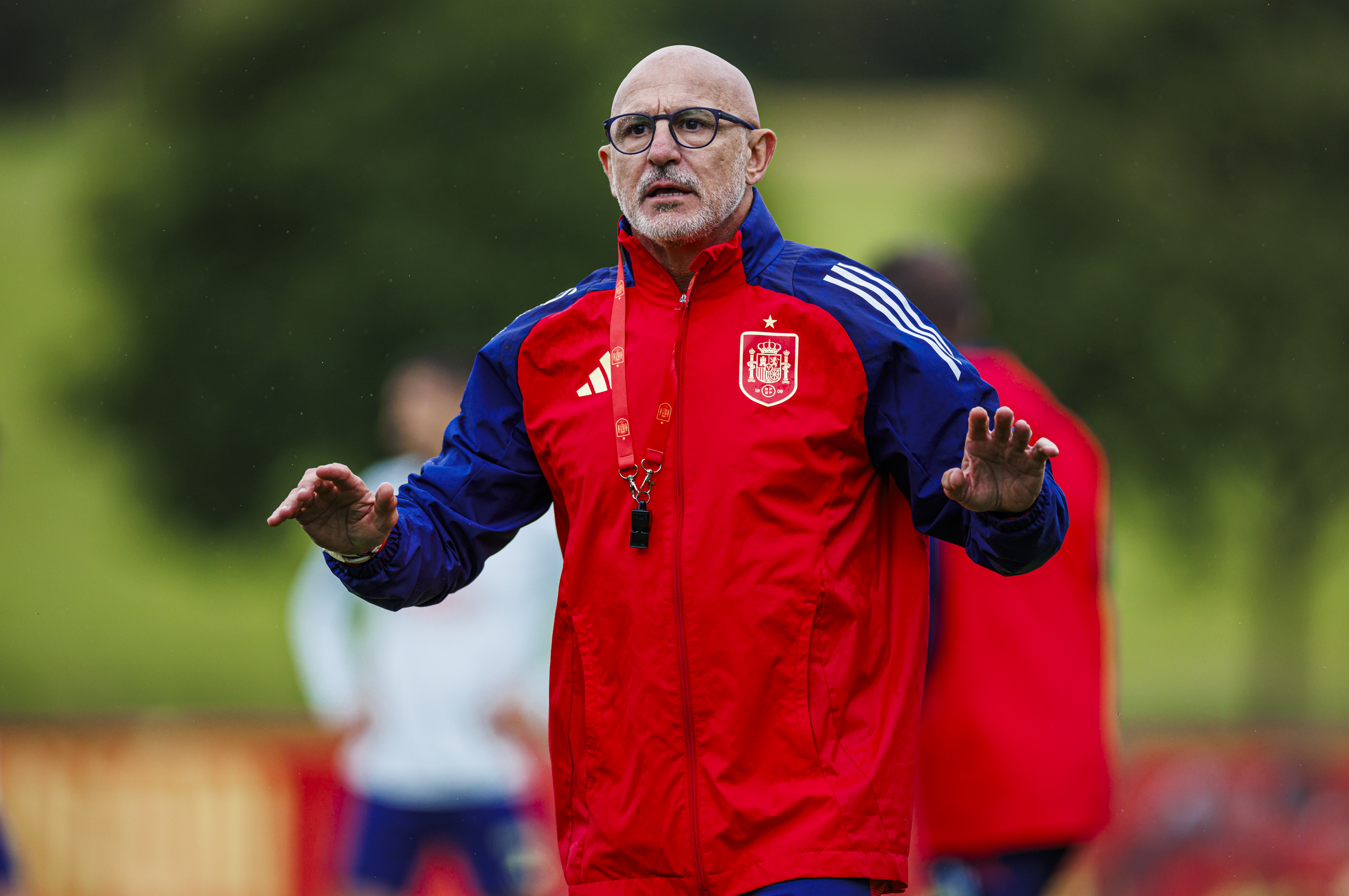 DONAUESCHINGEN (ALEMANIA), 03/07/2024.- El seleccionador español, Luis de la Fuente, dirige un entrenamiento este miércoles, en Donaueschingen (Alemania). La selección española se enfrenta este viernes, en los cuartos de final de la Eurocopa 2024 a Alemania. EFE/ Pablo García Rfef SOLO USO EDITORIAL SOLO DISPONOBLE PARA ILUSTRAR LA NOTICIA QUE ACOMPAÑA (CRÉDI TO OBLIGATORIO)
