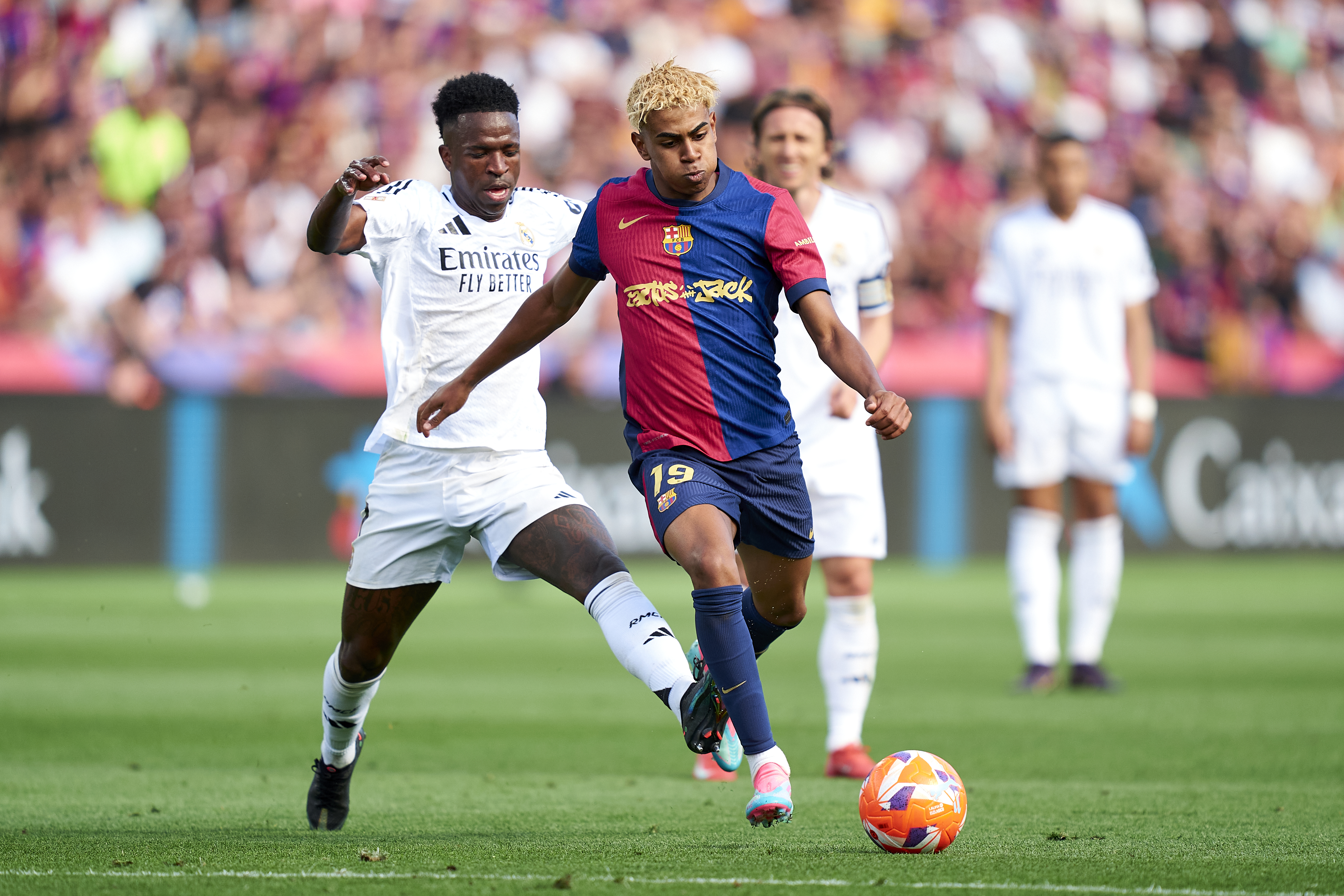 BARCELONA, SPAIN - MAY 11: Lamine Yamal of FC Barcelona competes for the ball with Vinicius Junior of Real Madrid CF during the LaLiga EA Sports match between FC Barcelona and Real Madrid CF at Estadi Olimpic Lluis Companys on May 11, 2025 in Barcelona, Spain. (Photo by Pedro Salado/Getty Images)