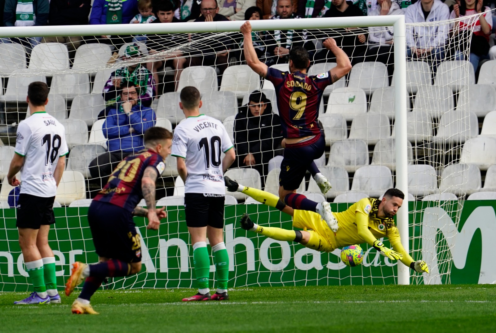 Un gran gol de Joni Montiel y un penalti fallado por Pombo dieron el triunfo al Levante