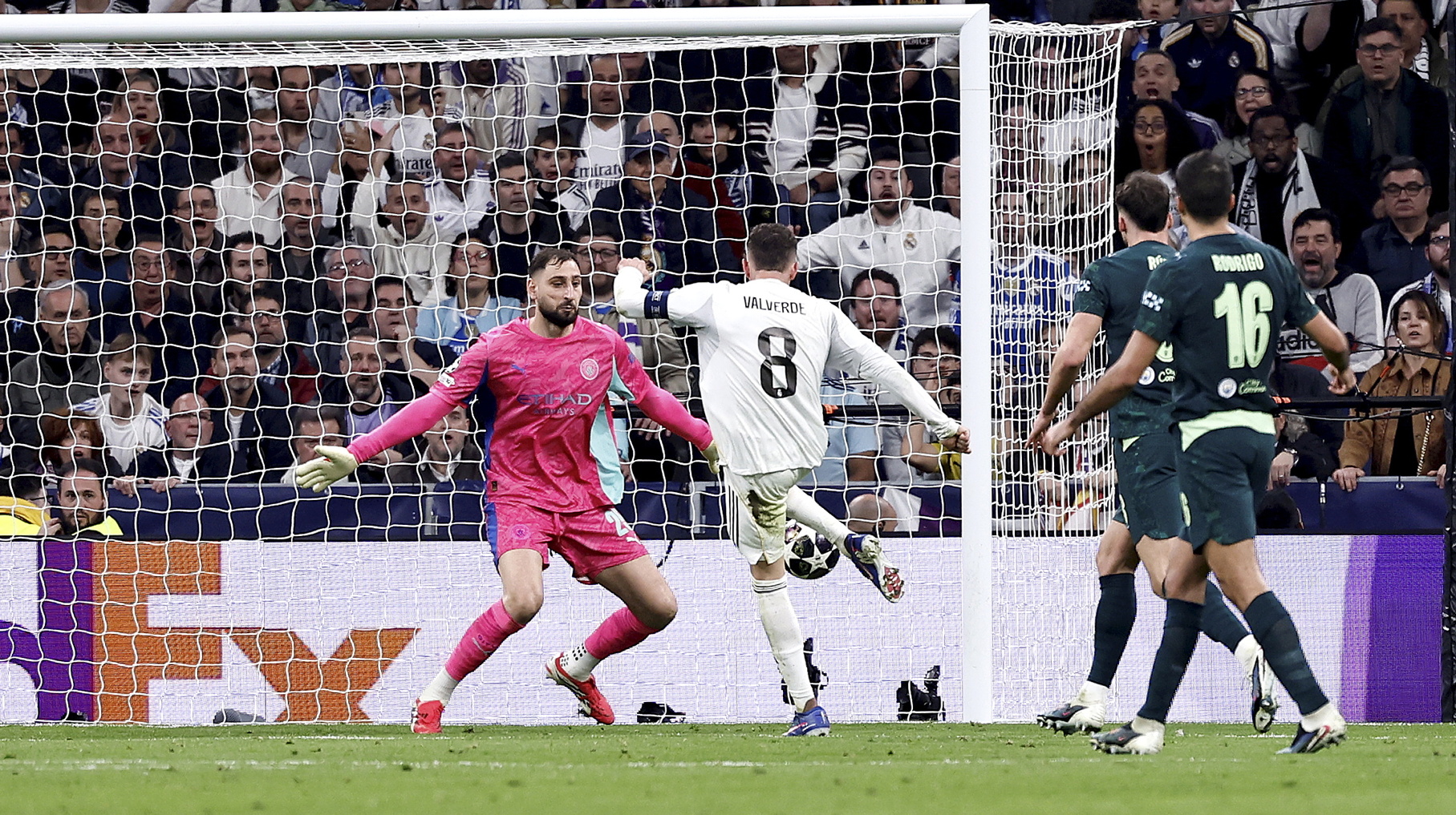3-0. Sensacional asistencia por alto de Brahim Díaz, controla Federico Valverde con un 'sombrerito' para superar a Marc Guéhi y empala con la derecha el balón, cruzado y batir a Gianluigi Donnarumma.