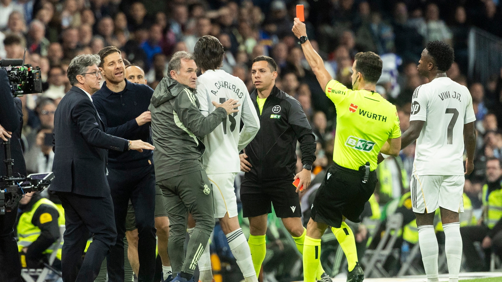 El árbitro Quintero Sánchez muestra la cartulina roja Endrick, jugador del banquillo del Real Madrid, tras las protestas por la expulsión a Álvaro Carreras.