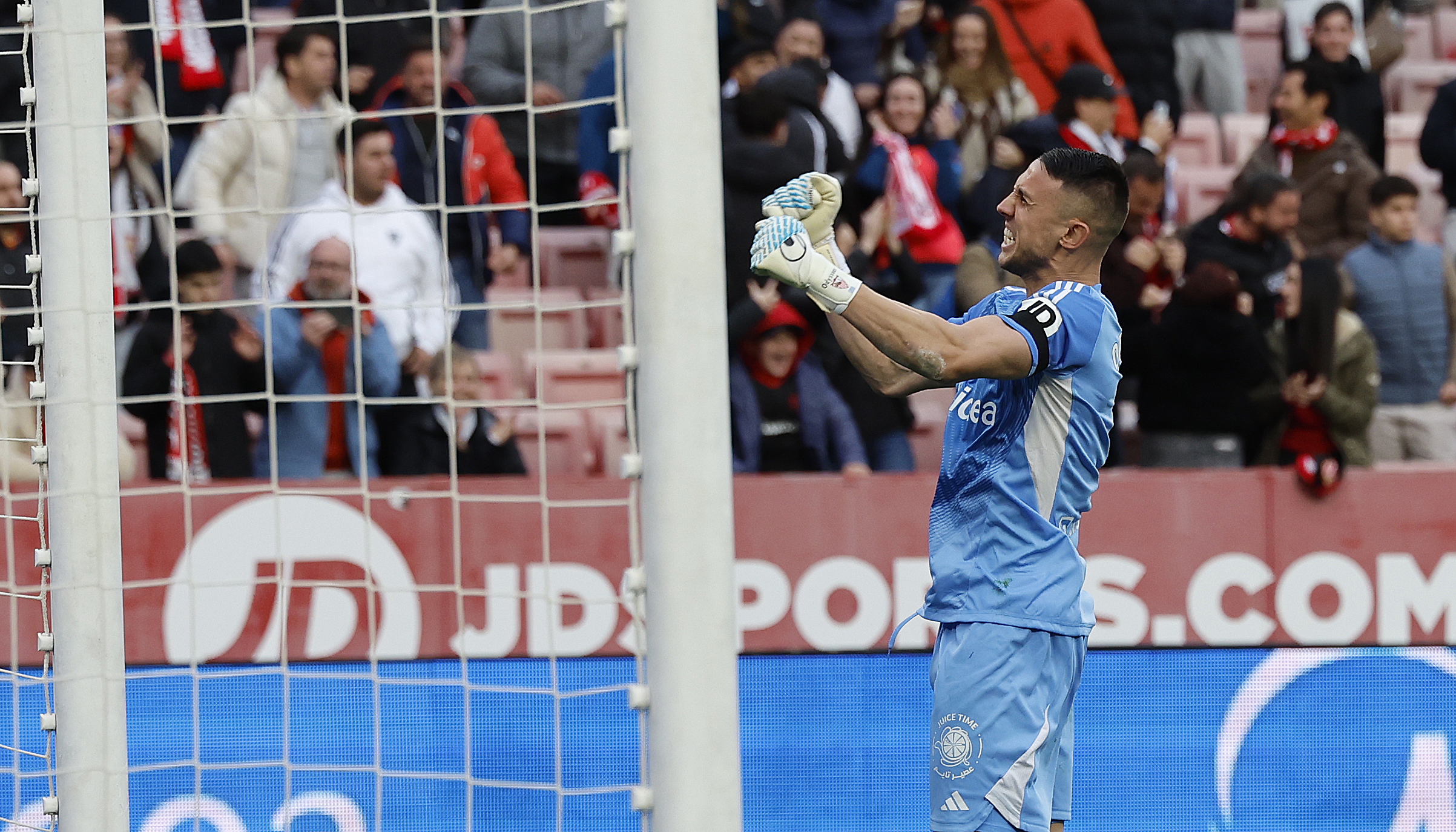 Míchel no sabe imitar a Van Gaal; Salas y Odysseas salvan al Sevilla