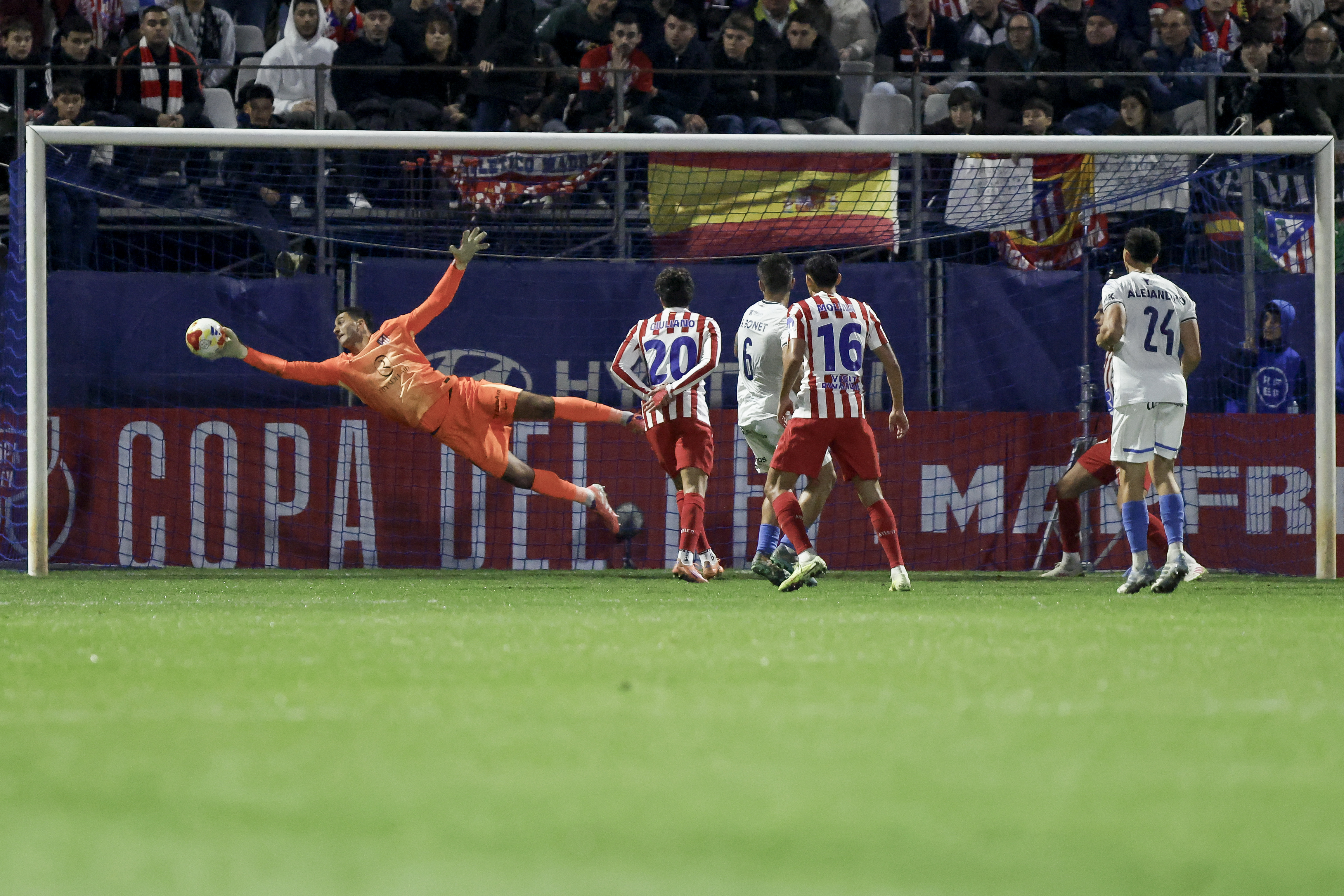 La parada de Musso al penalti lanzado por Tovar.