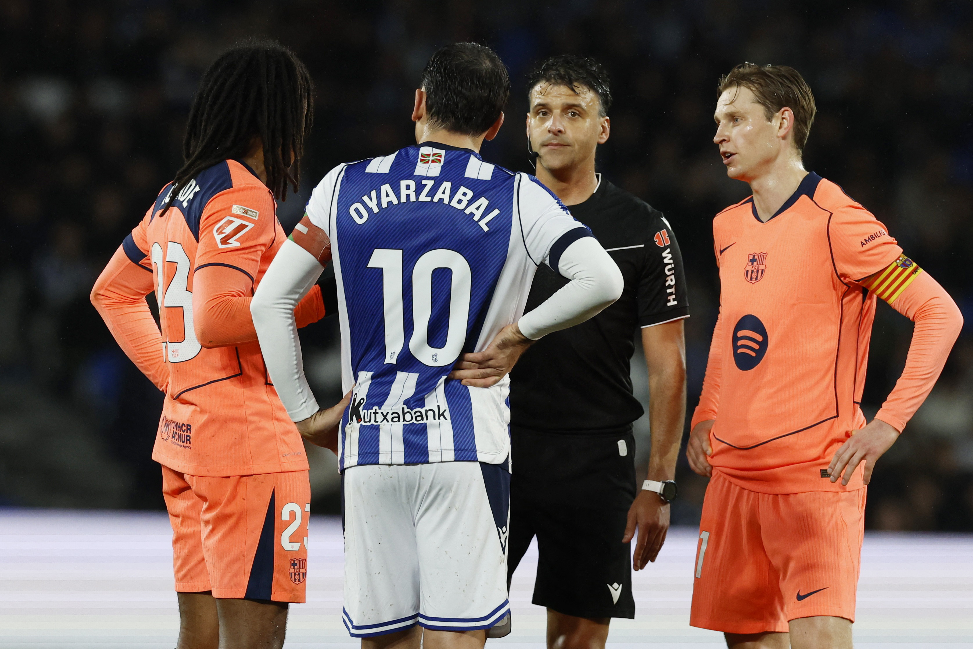 Jules Kounde, Mikel Oyarzabal y Jesus Gil Manzano.
