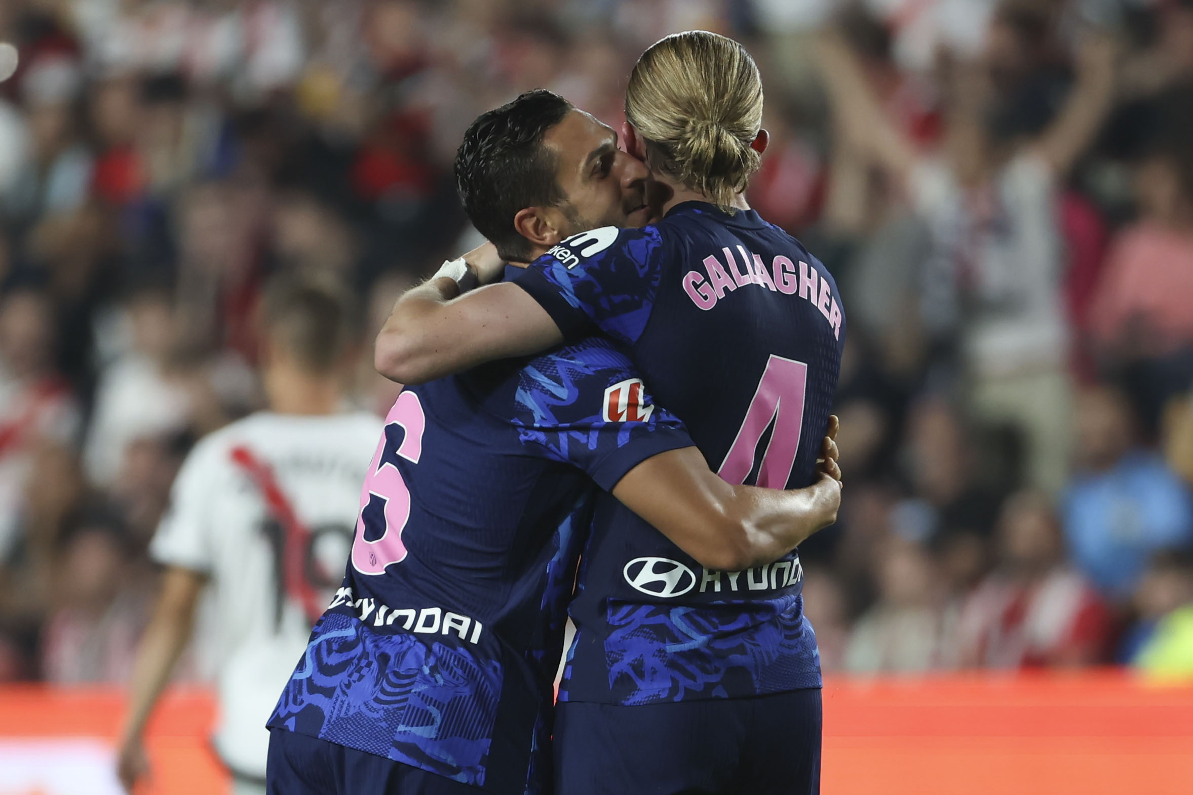 MADRID, 22/09/2024.- Los jugadores del Atlético de Madrid, Jorge Resurrección "Koke" (i) y el inglés Conor Gallagher, celebran el primer gol de su equipo durante el encuentro correspondiente a la sexta jornada de Laliga EA Sports que disputan hoy domingo Rayo Vallecano y Atlético de Madrid en el estadio de Vallecas, en Madrid. EFE / Kiko Huesca.
