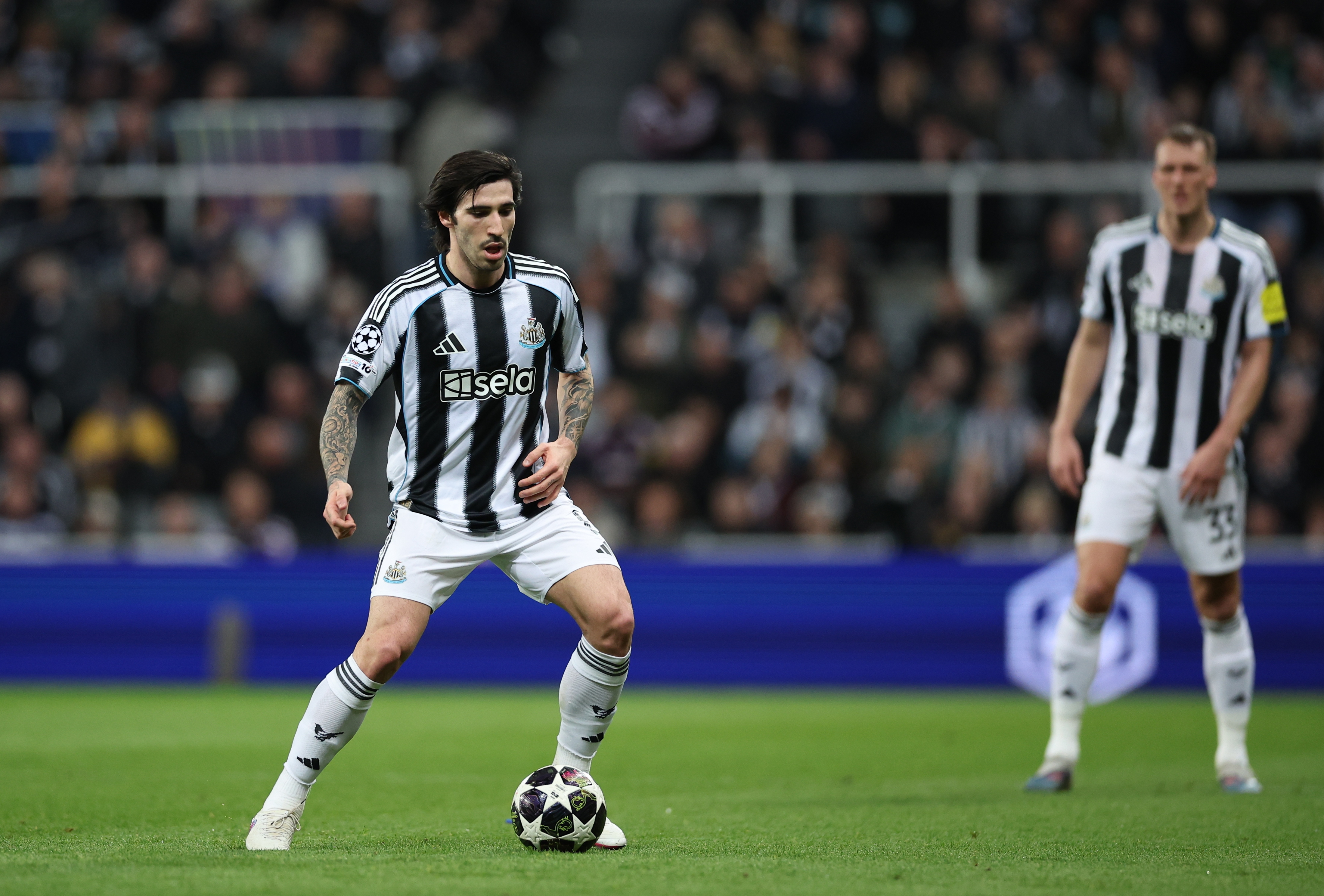 NEWCASTLE (United Kingdom), 24/02/2026.- Sandro Tonali (L) of Newcastle United in action during the UEFA Champions League play-offs 2nd leg match between Newcastle United and Qarabag FK in Newcastle, Britain, 24 February 2026. (Liga de Campeones, Reino Unido) EFE/EPA/ADAM VAUGHAN

