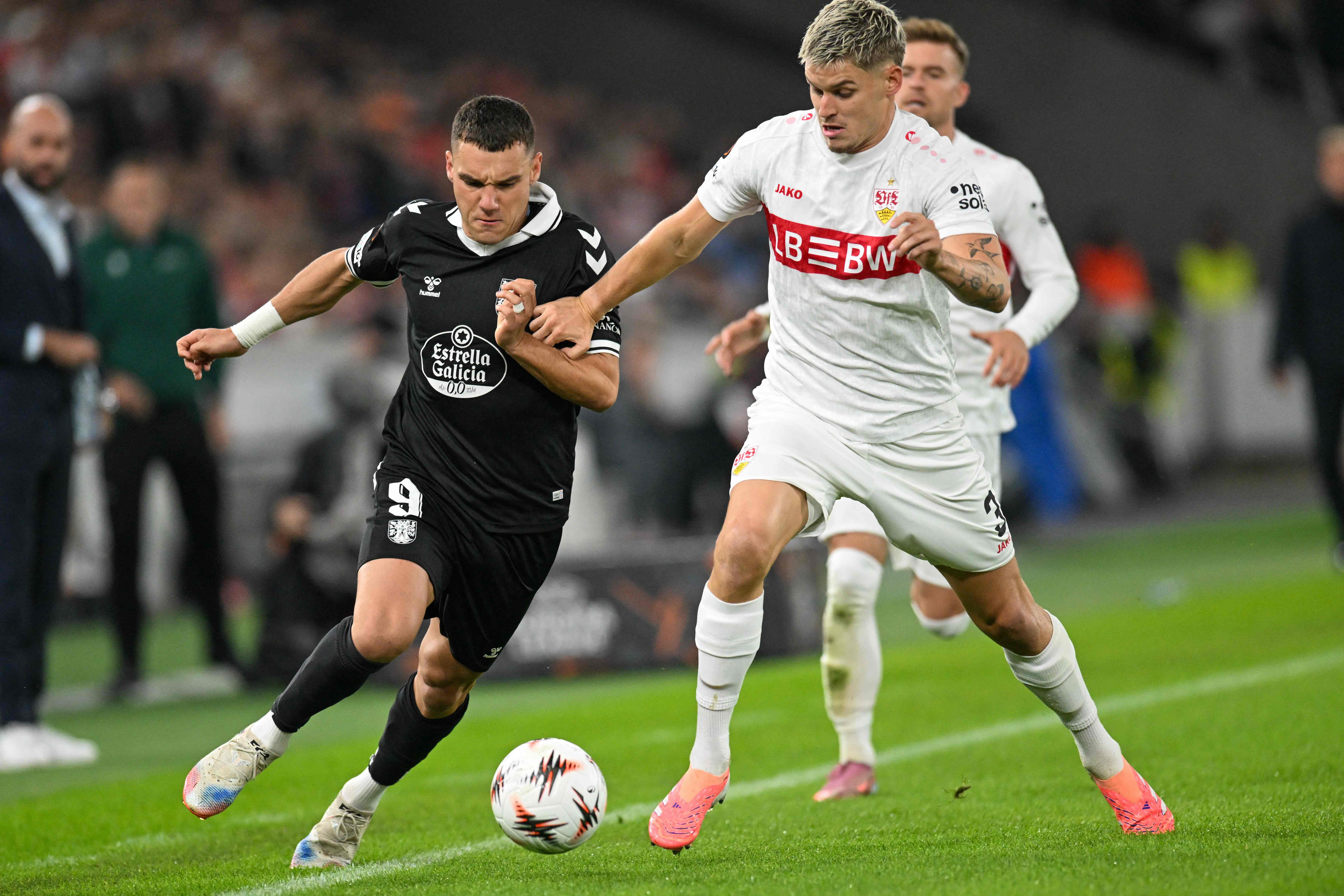 Celta Vigo's Spanish forward #09 Ferran Jutlga (L) and VfB Stuttgart's Dutch defender #03 Ramon Hendriks  vie for the ball during the UEFA Europa League first round - day 1 football match between VfB Stuttgart and RC Celta de Vigo in Stuttgart, southern Germany on September 25, 2025. (Photo by THOMAS KIENZLE / AFP)