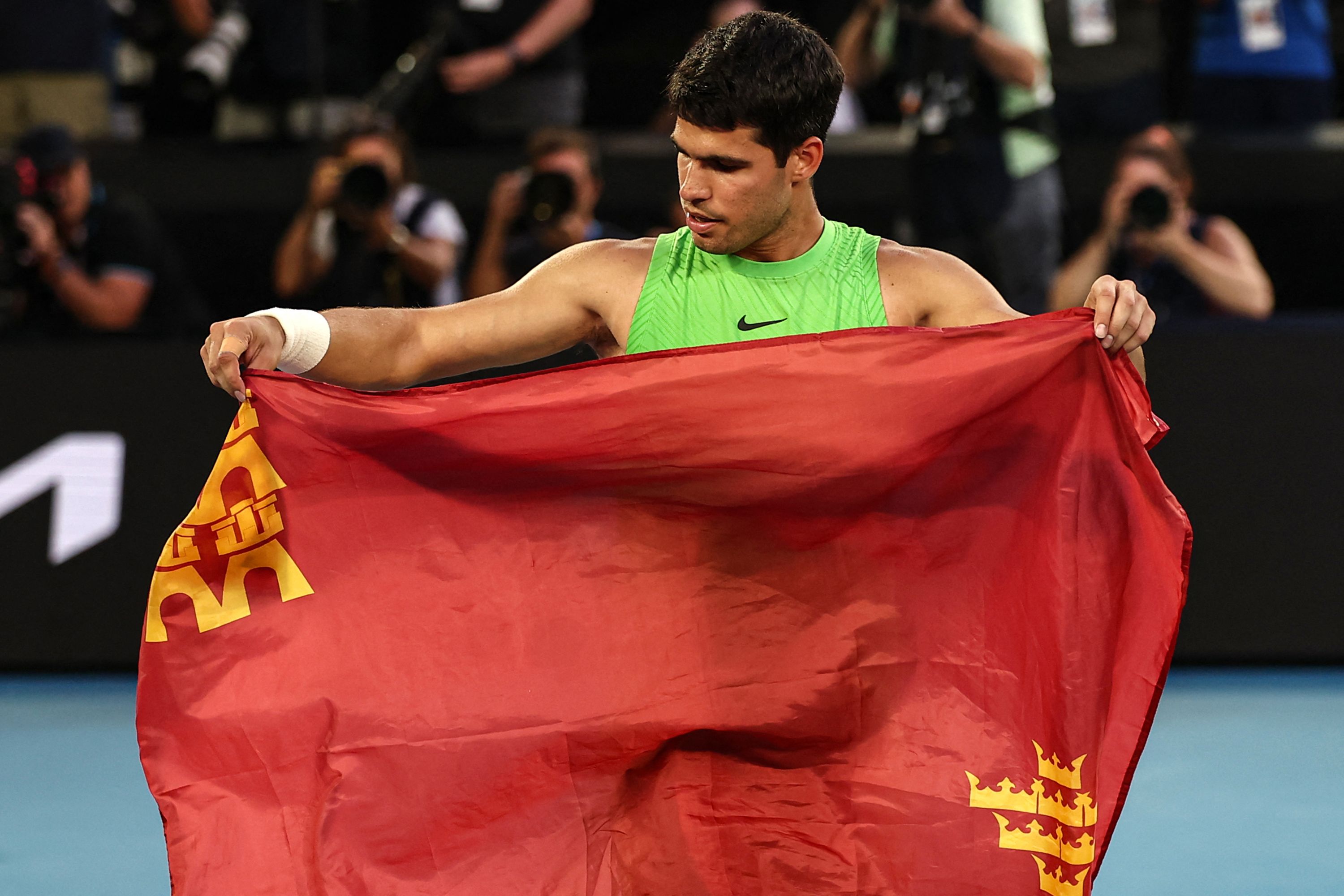 Carlos Alcaraz, con la bandera murciana