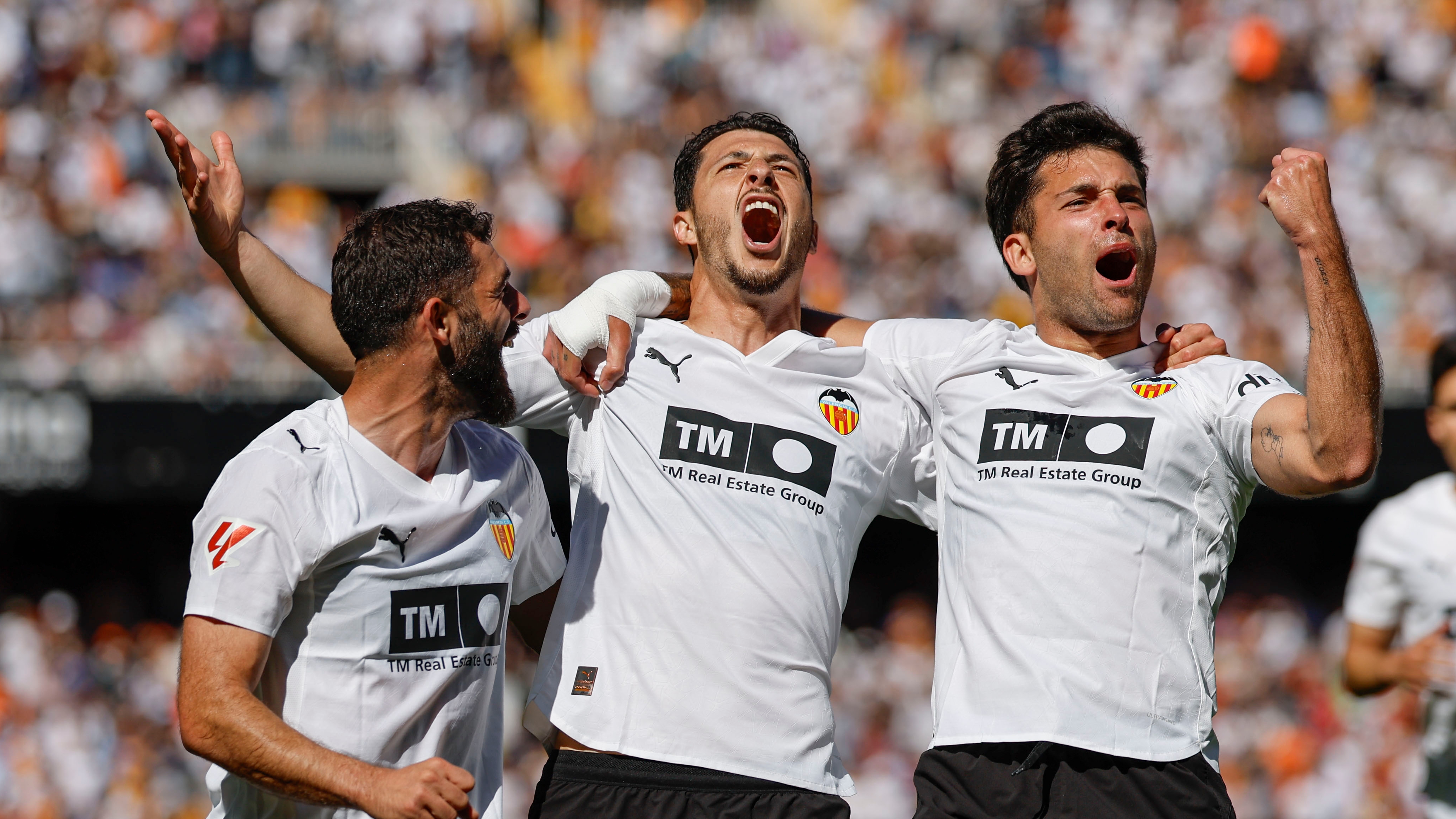 VALENCIA, 05/04/2026.- El centrocampista del Valencia Guido Rodríguez (c) celebra tras marcar el 1-0 durante el partido de la jornada 30 de LaLiga EA Sports entre Valencia CF y Celta de Vigo, este domingo en el estadio de Mestalla, en Valencia. EFE/ Ana Escobar