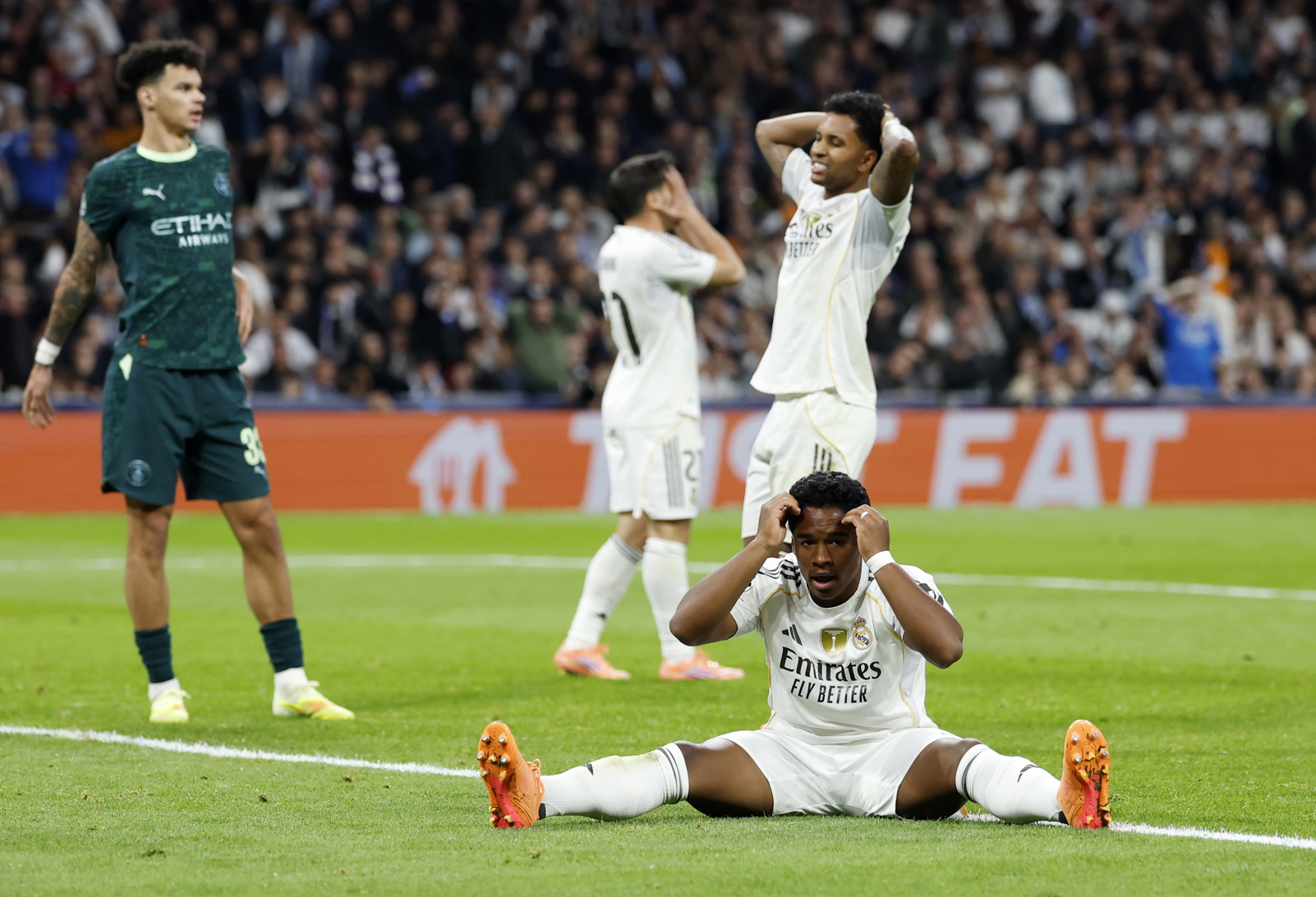 Endrick se lamenta tras el rematar de cabeza y mandar el balón al larguero de Donnarumma.