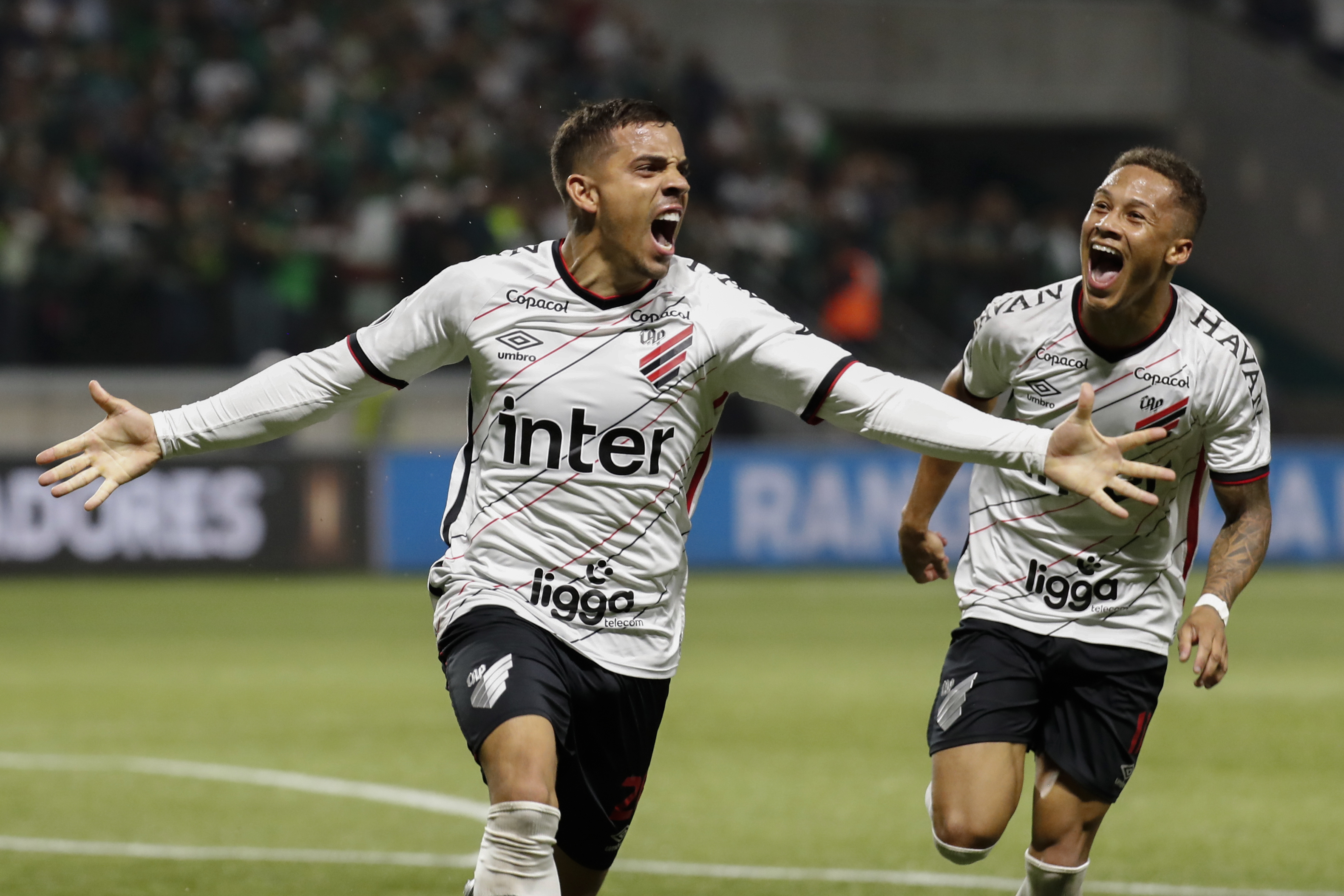 Scolari y Fernandinho tumban a Palmeiras